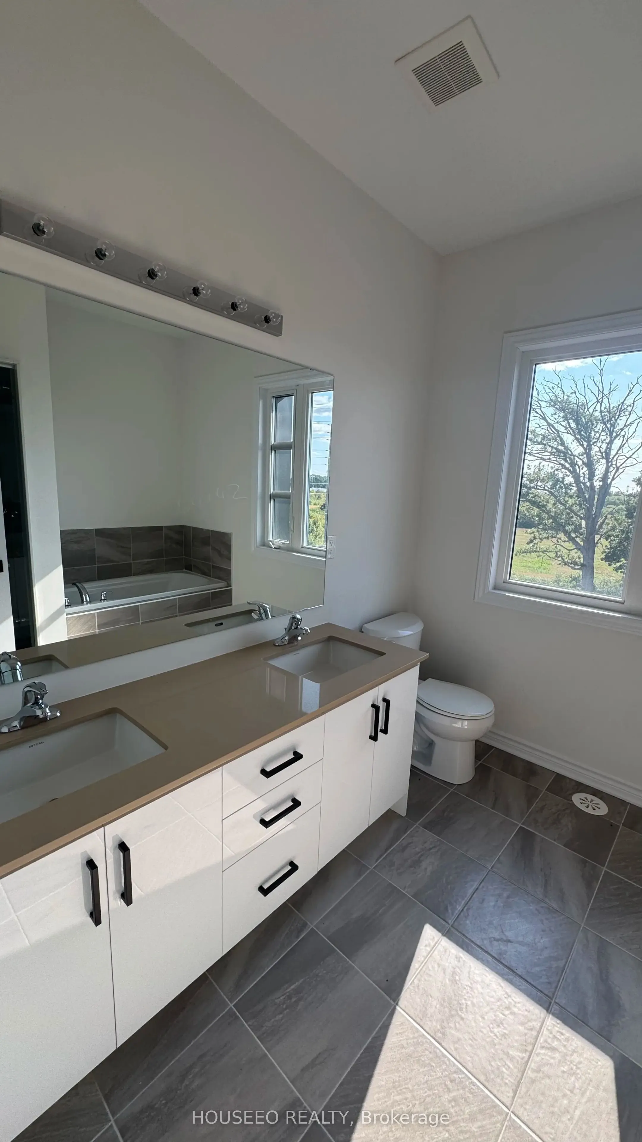 103 Inverary Crescent