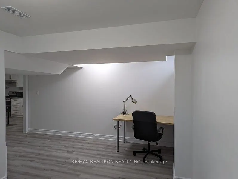 8 Queen Isabella Crescent, #Lower