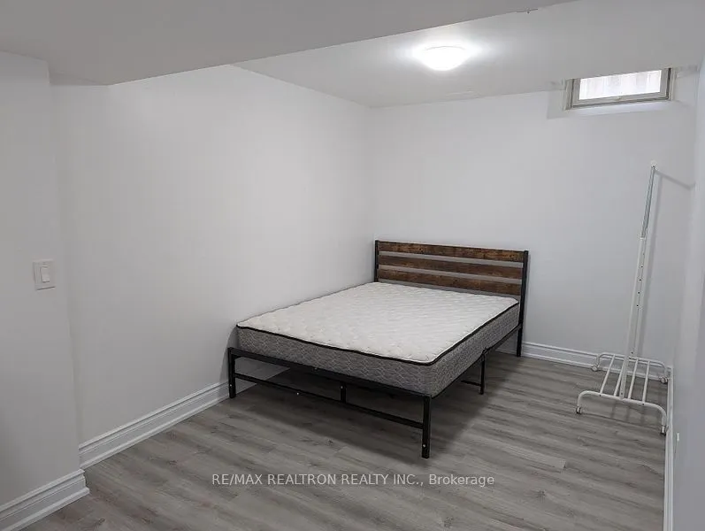 8 Queen Isabella Crescent, #Lower