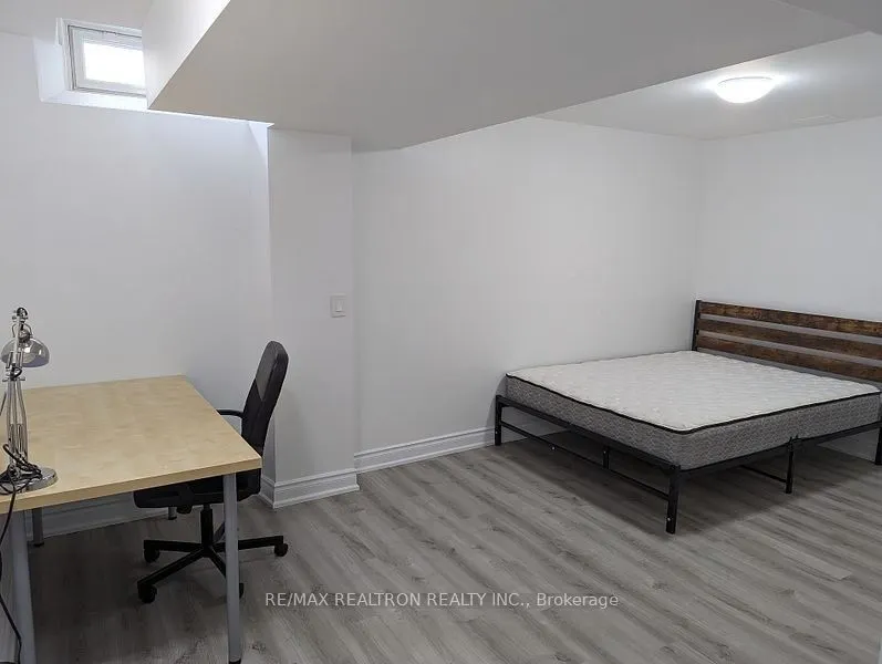8 Queen Isabella Crescent, #Lower