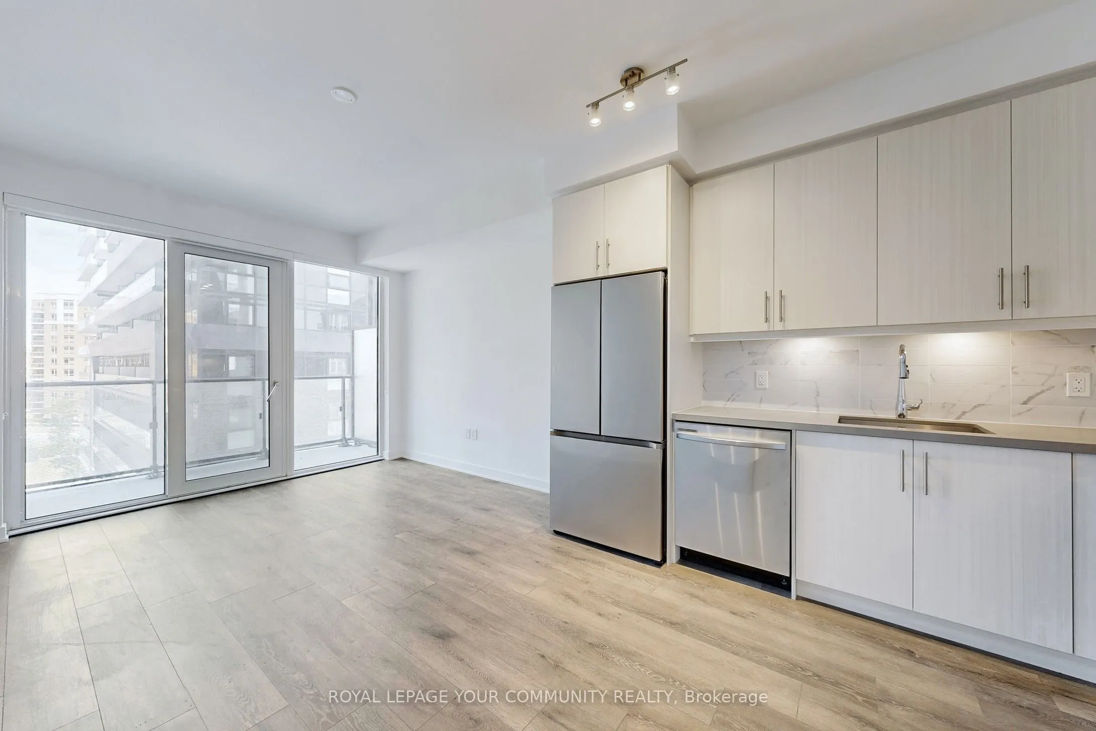 105 oneida Crescent, #704