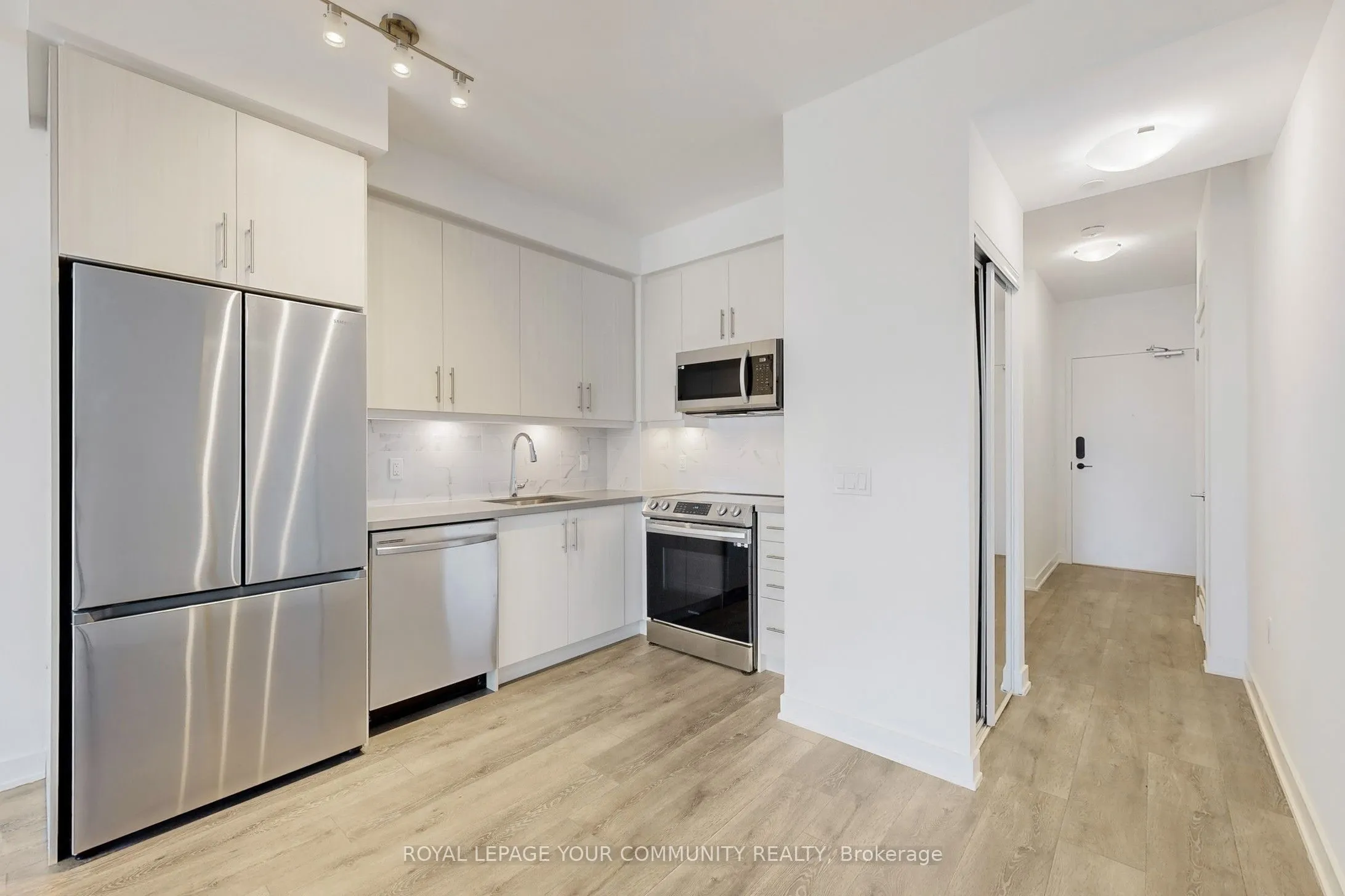 105 oneida Crescent, #704