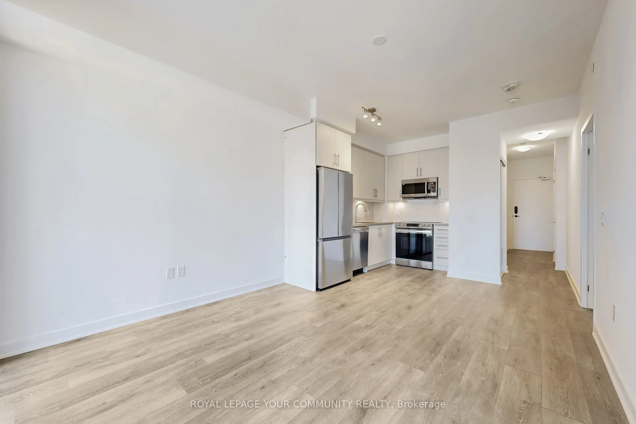 105 oneida Crescent, #704