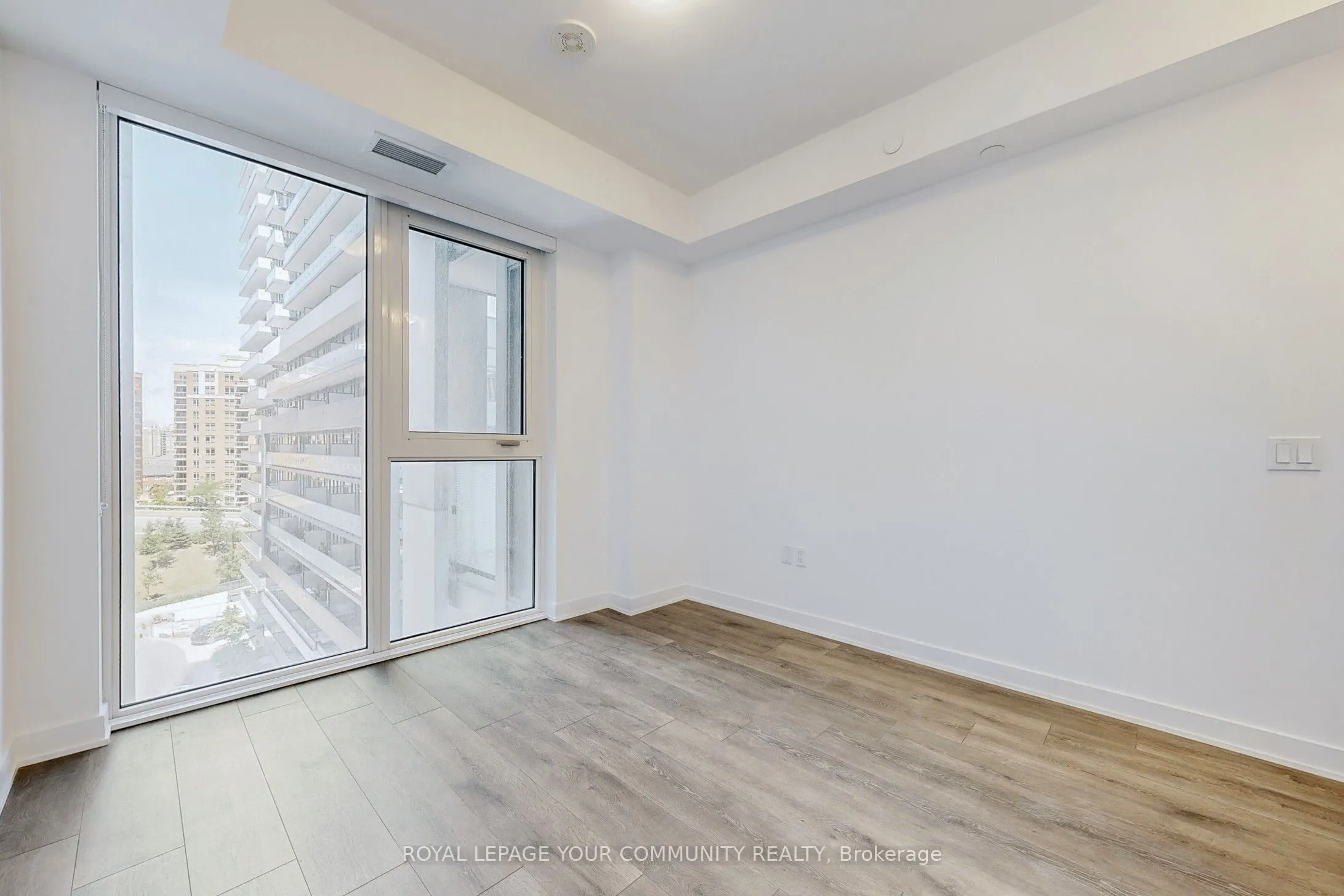 105 oneida Crescent, #704