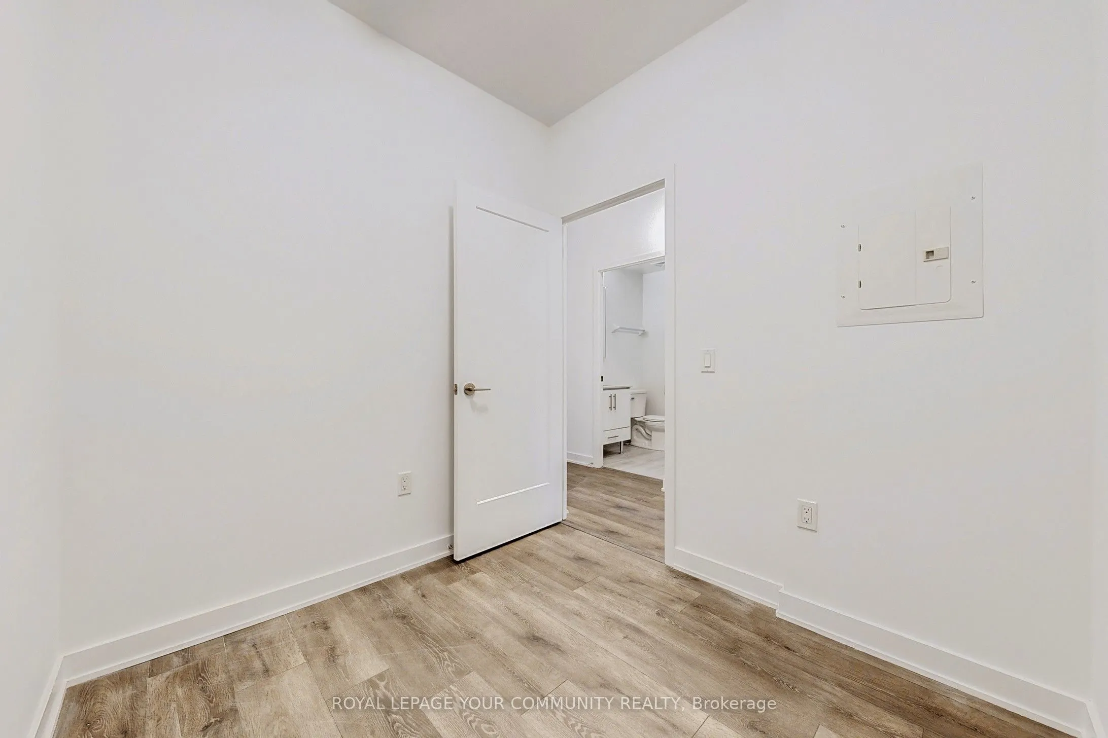 105 oneida Crescent, #704
