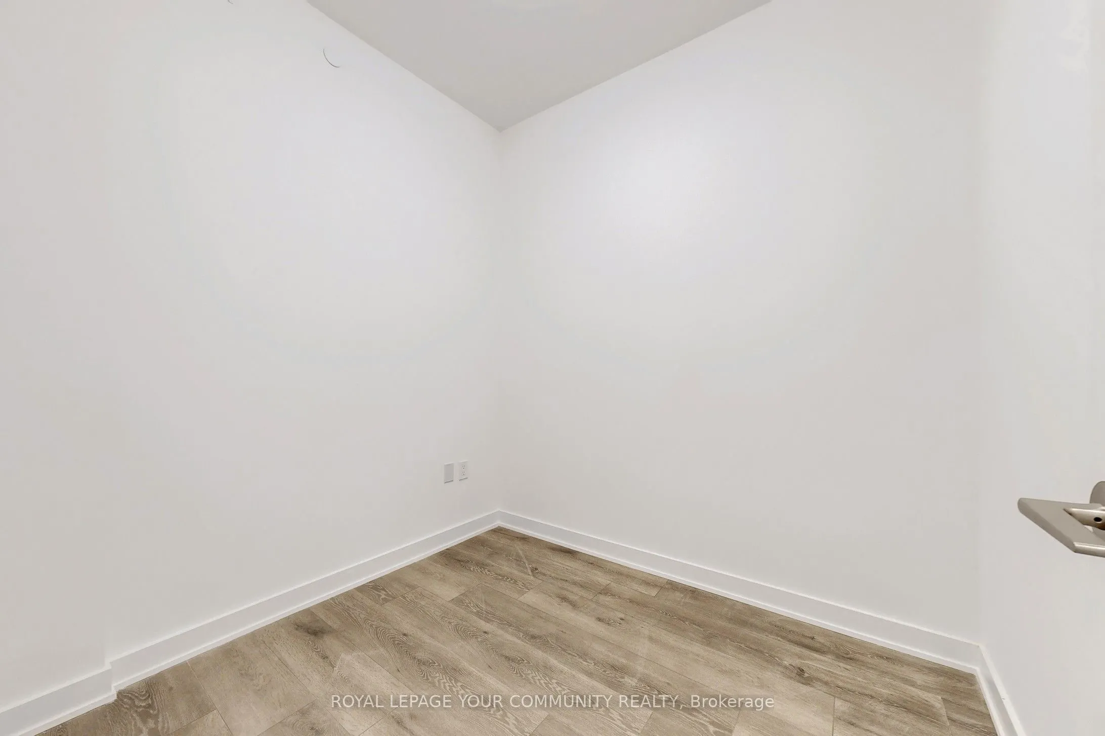 105 oneida Crescent, #704