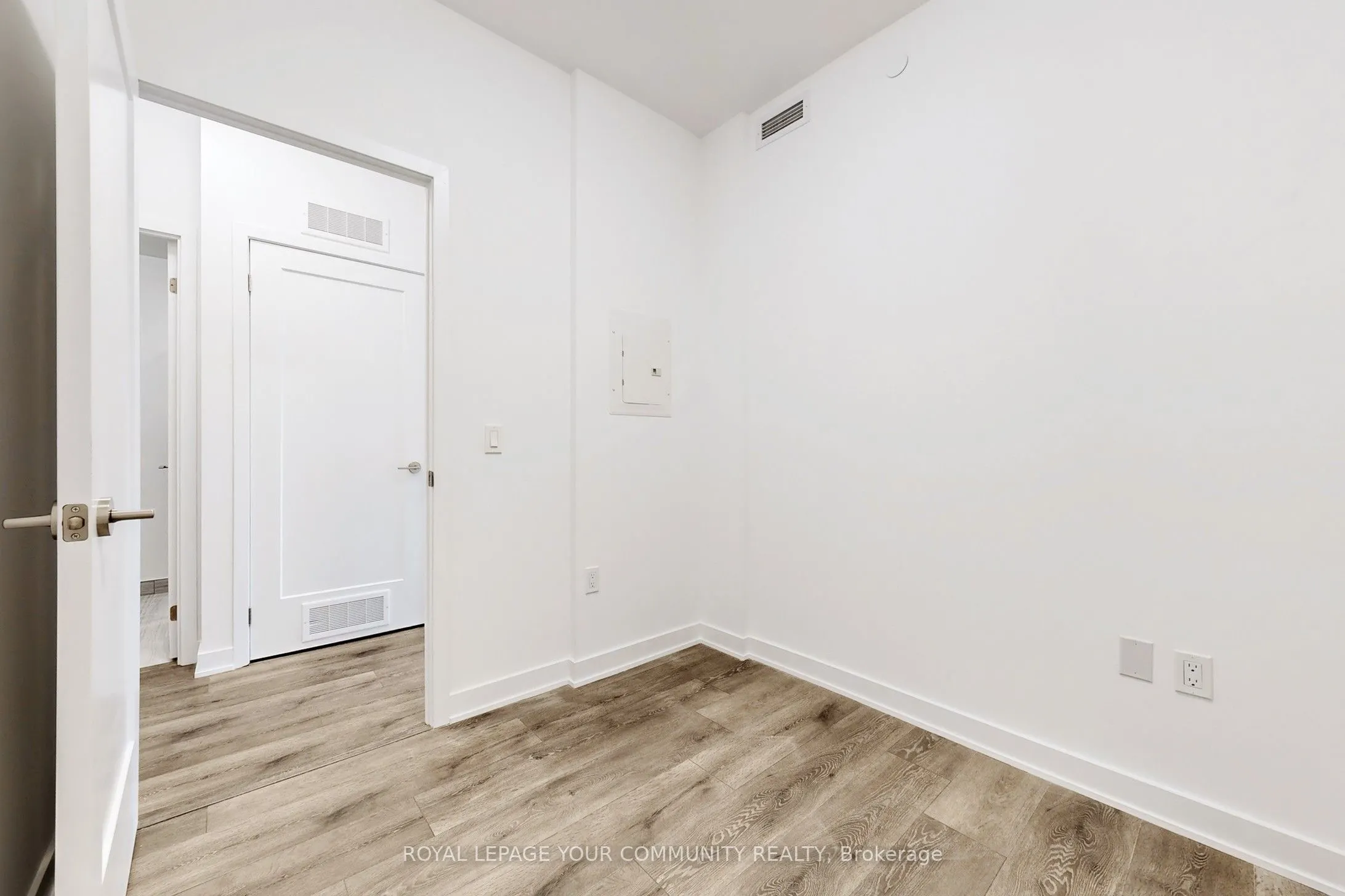 105 oneida Crescent, #704