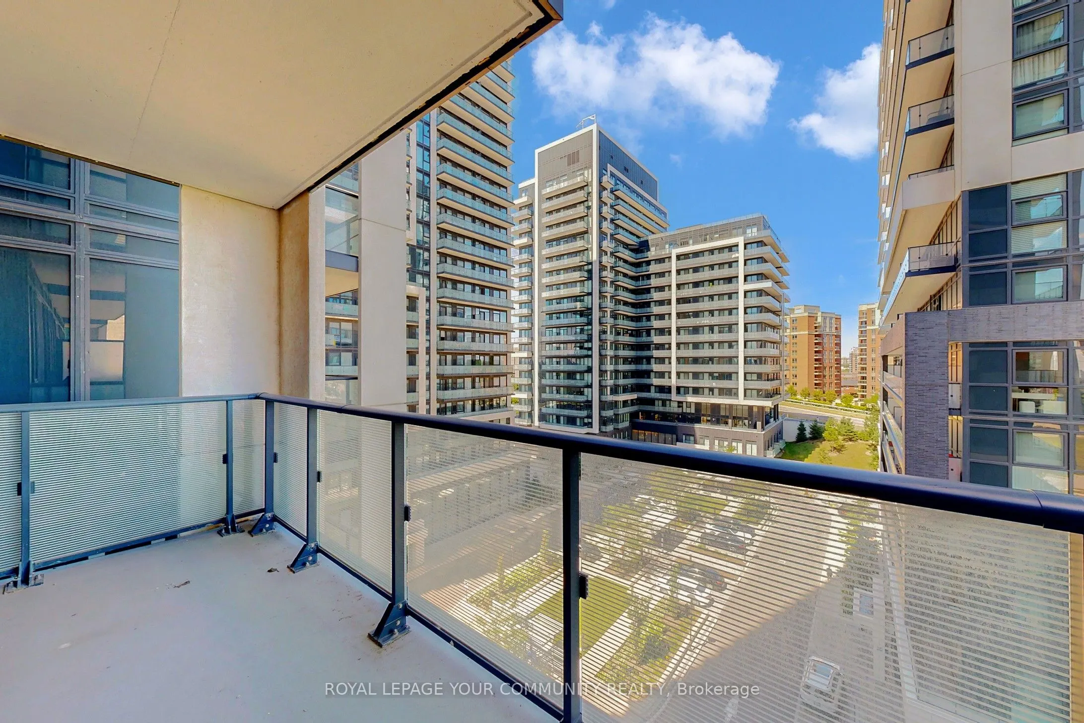 105 oneida Crescent, #704