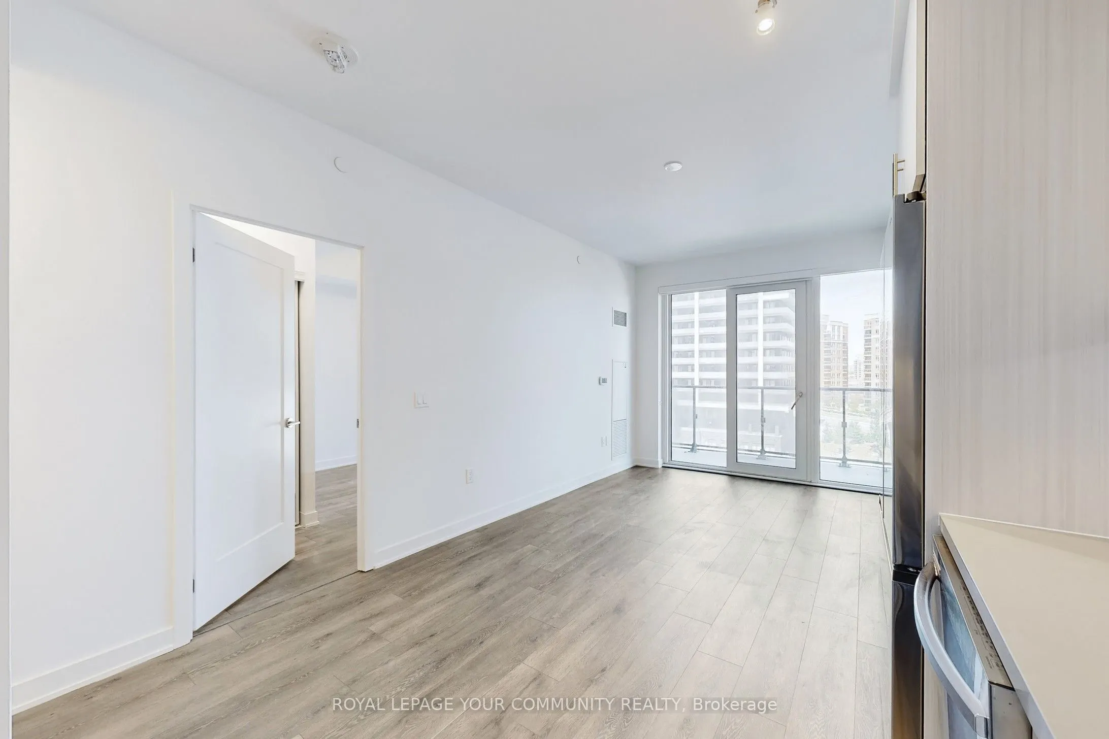 105 oneida Crescent, #704