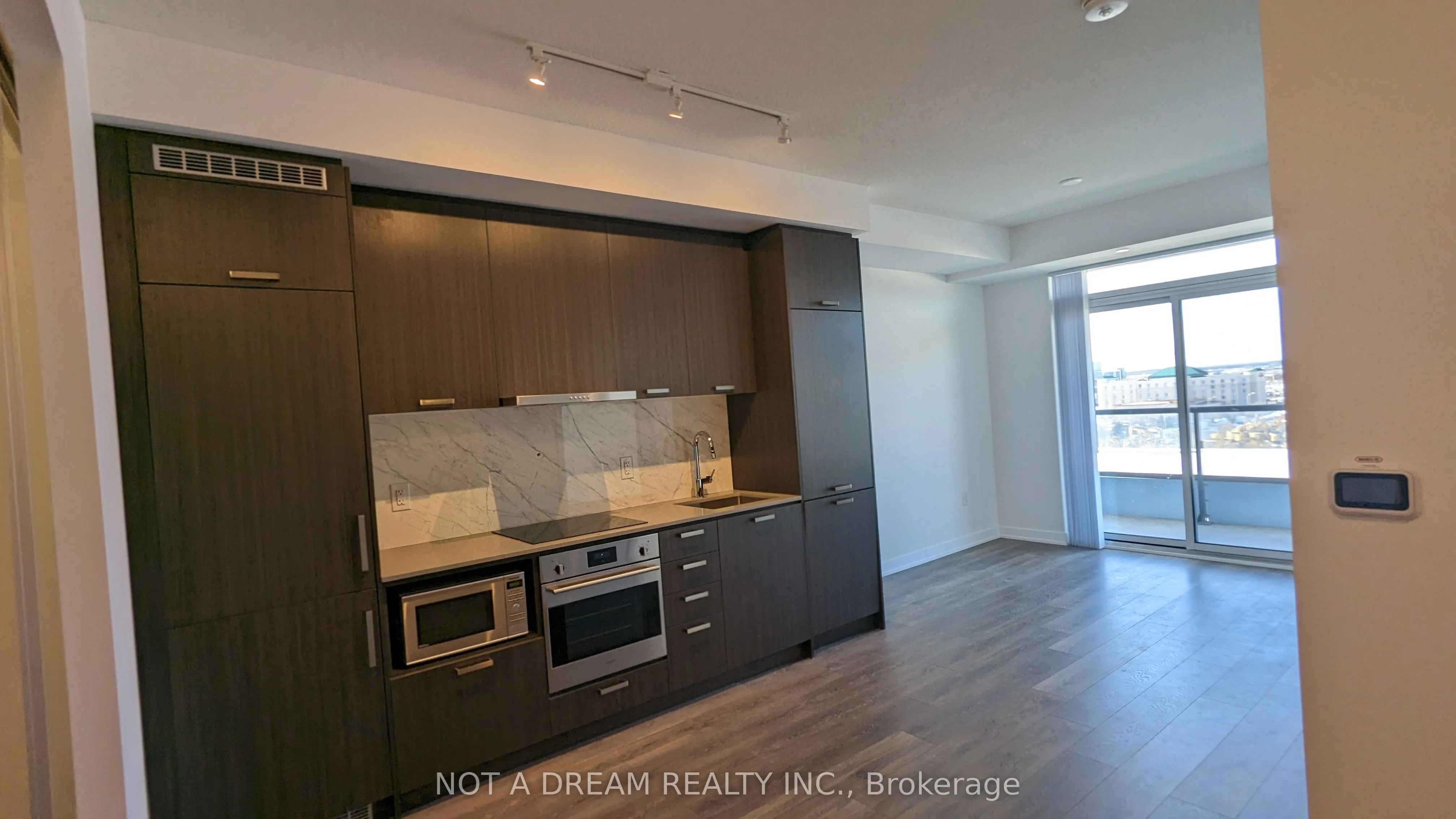 38 Honeycrisp Crescent, #820