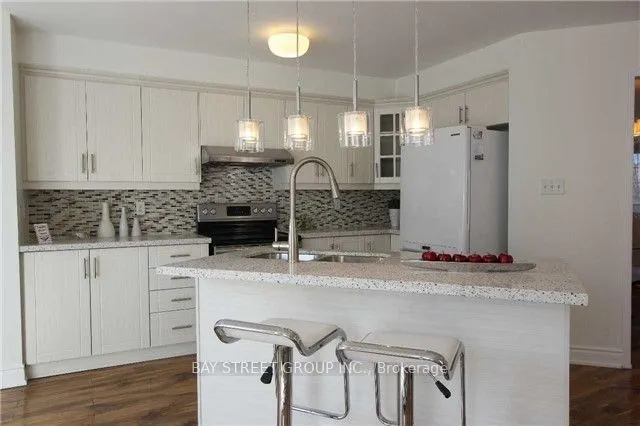 407 Hollandview Trail