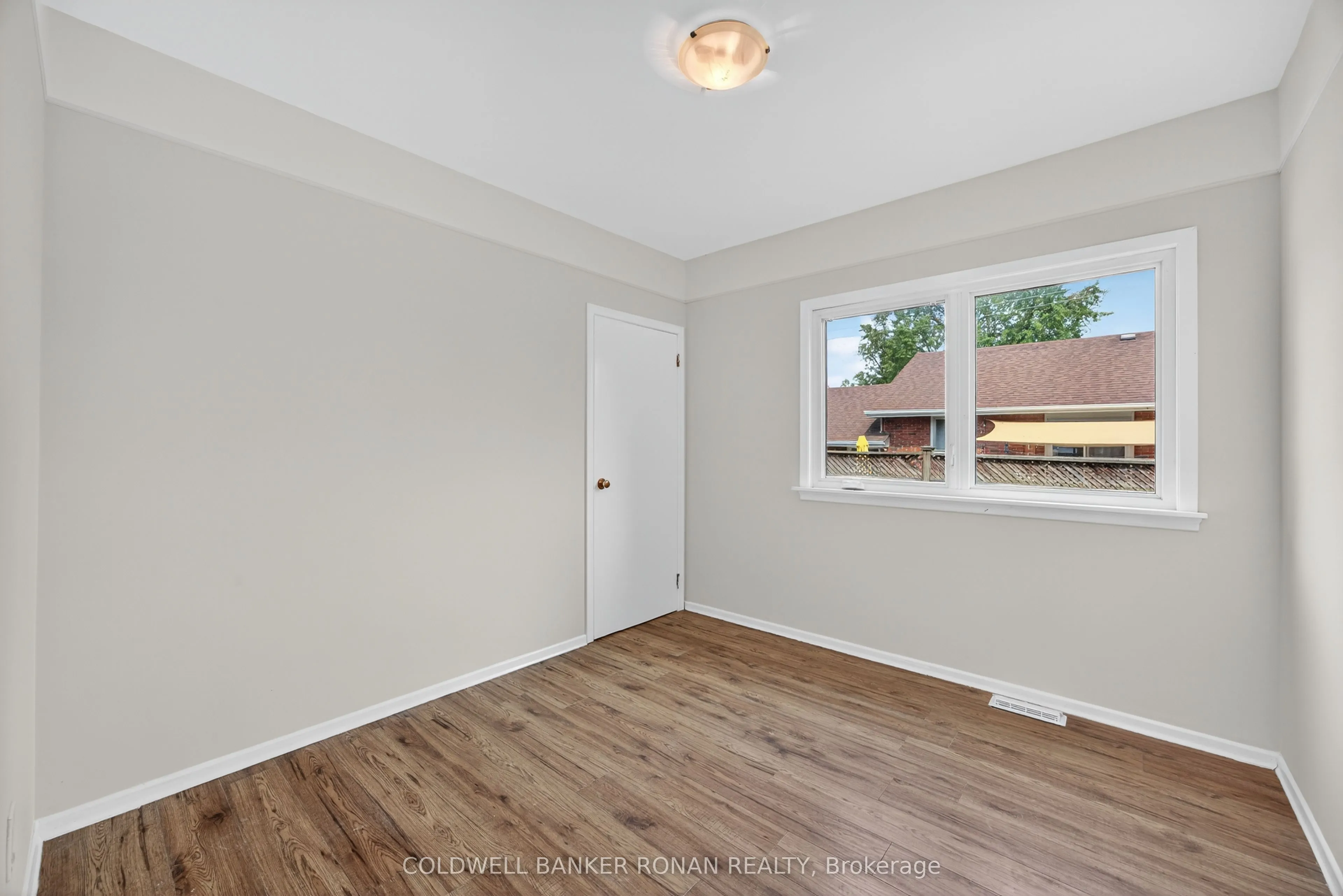 180 Wellington Street E