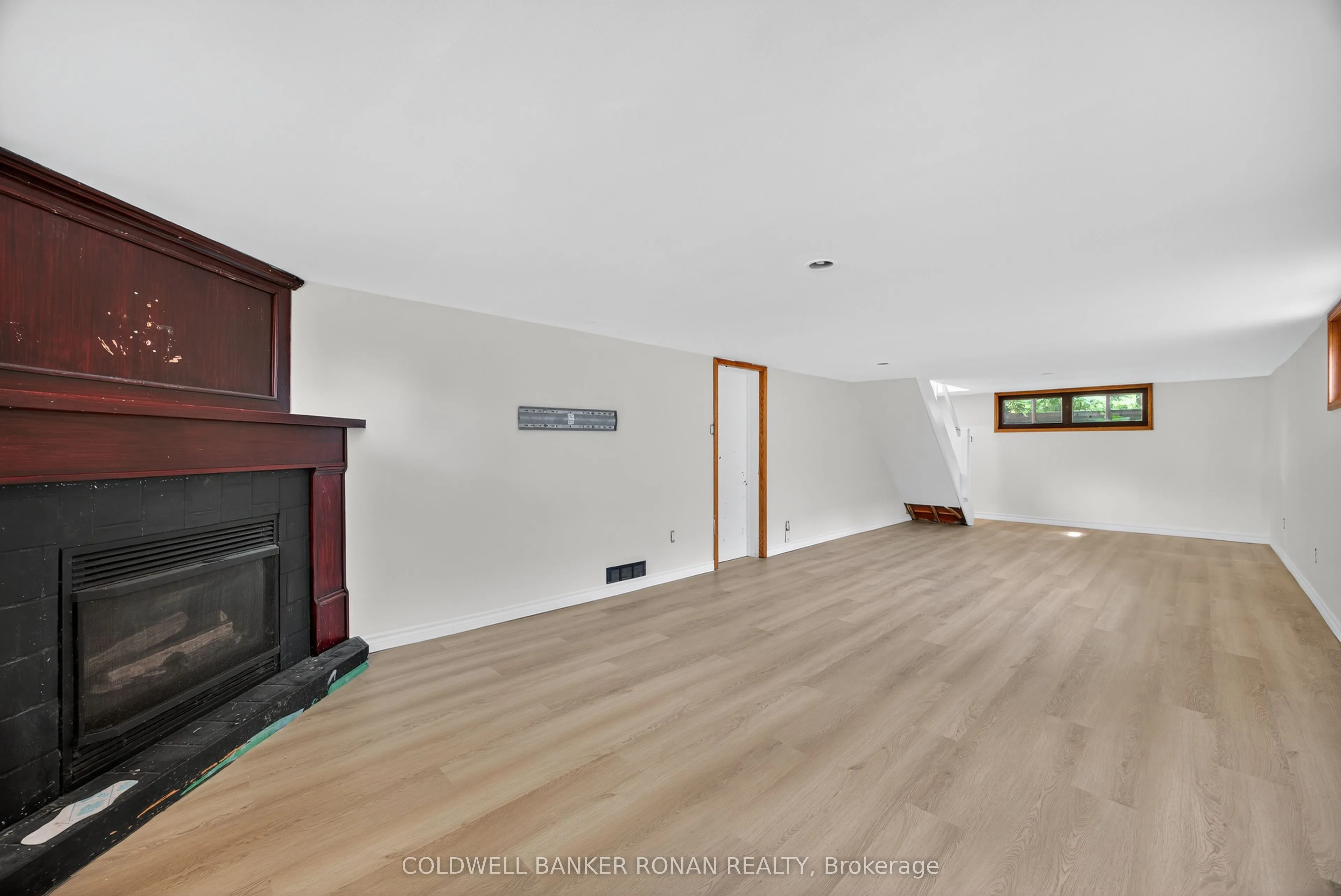 180 Wellington Street E