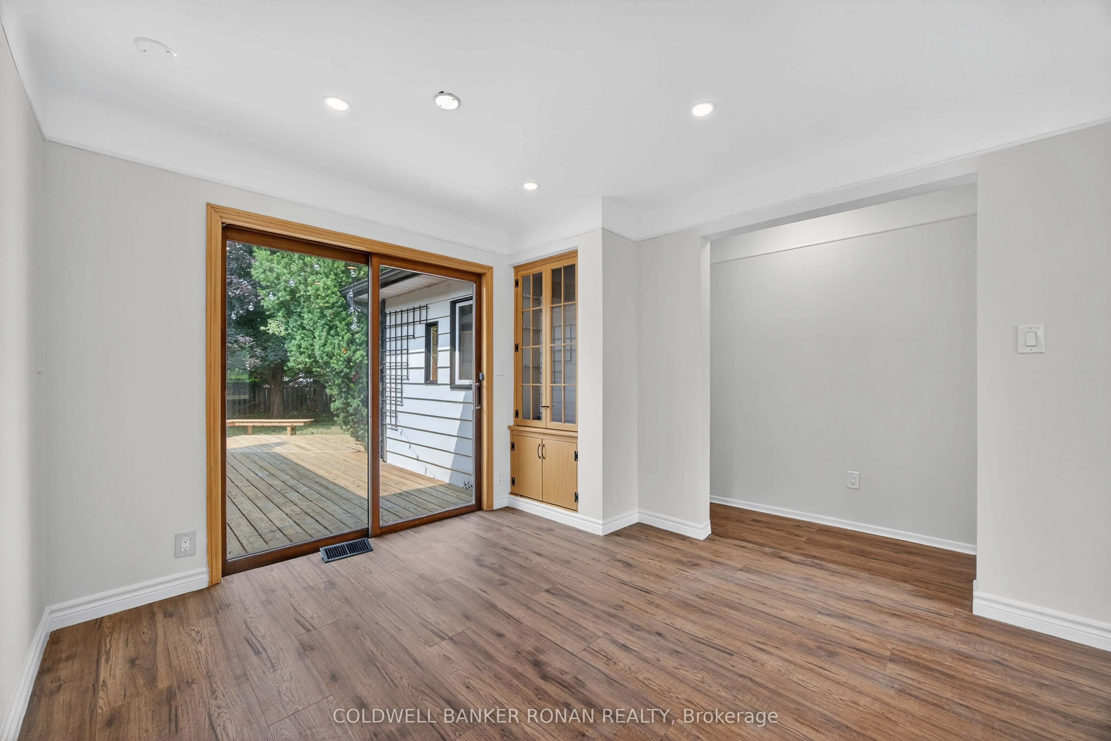 180 Wellington Street E