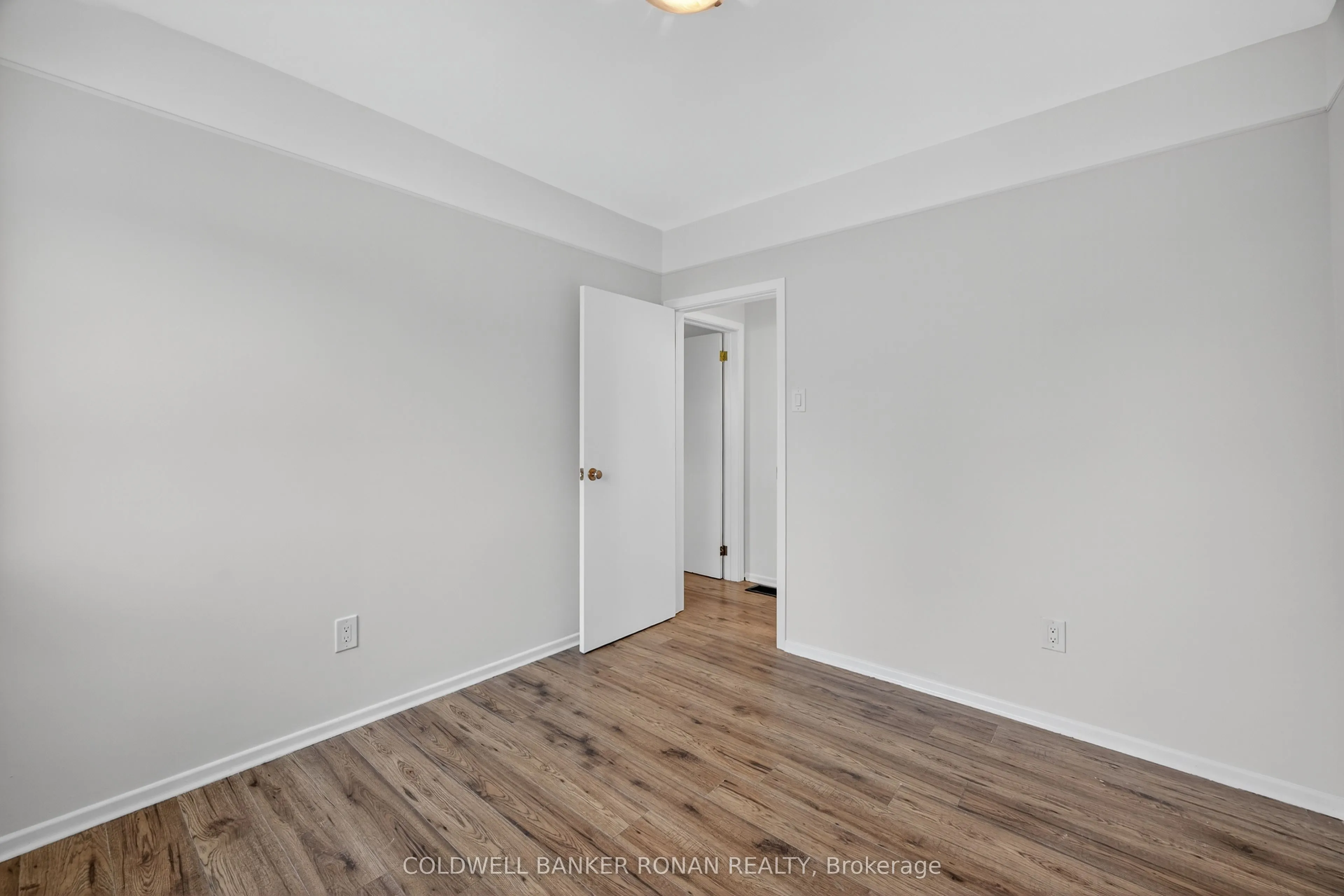 180 Wellington Street E
