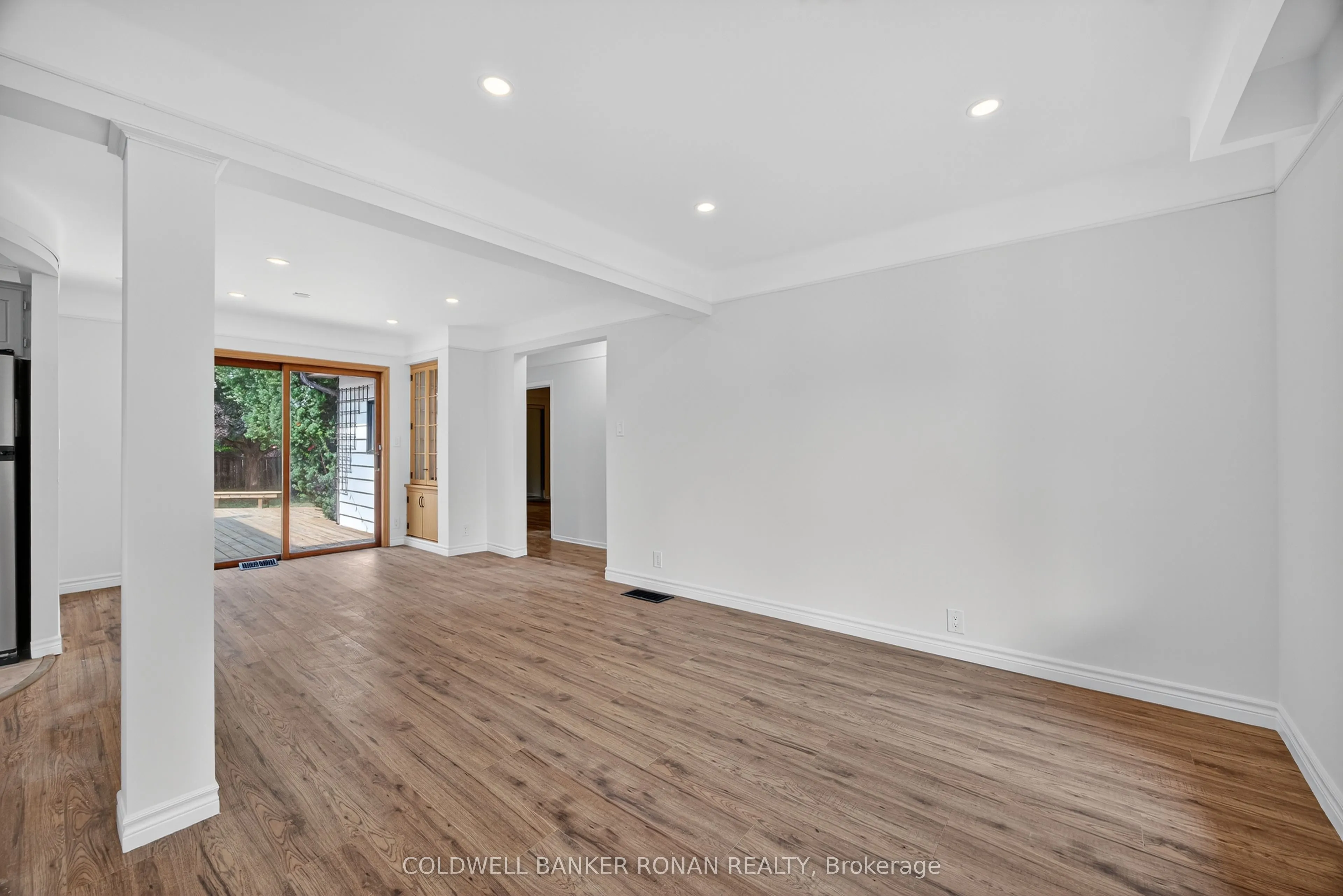 180 Wellington Street E