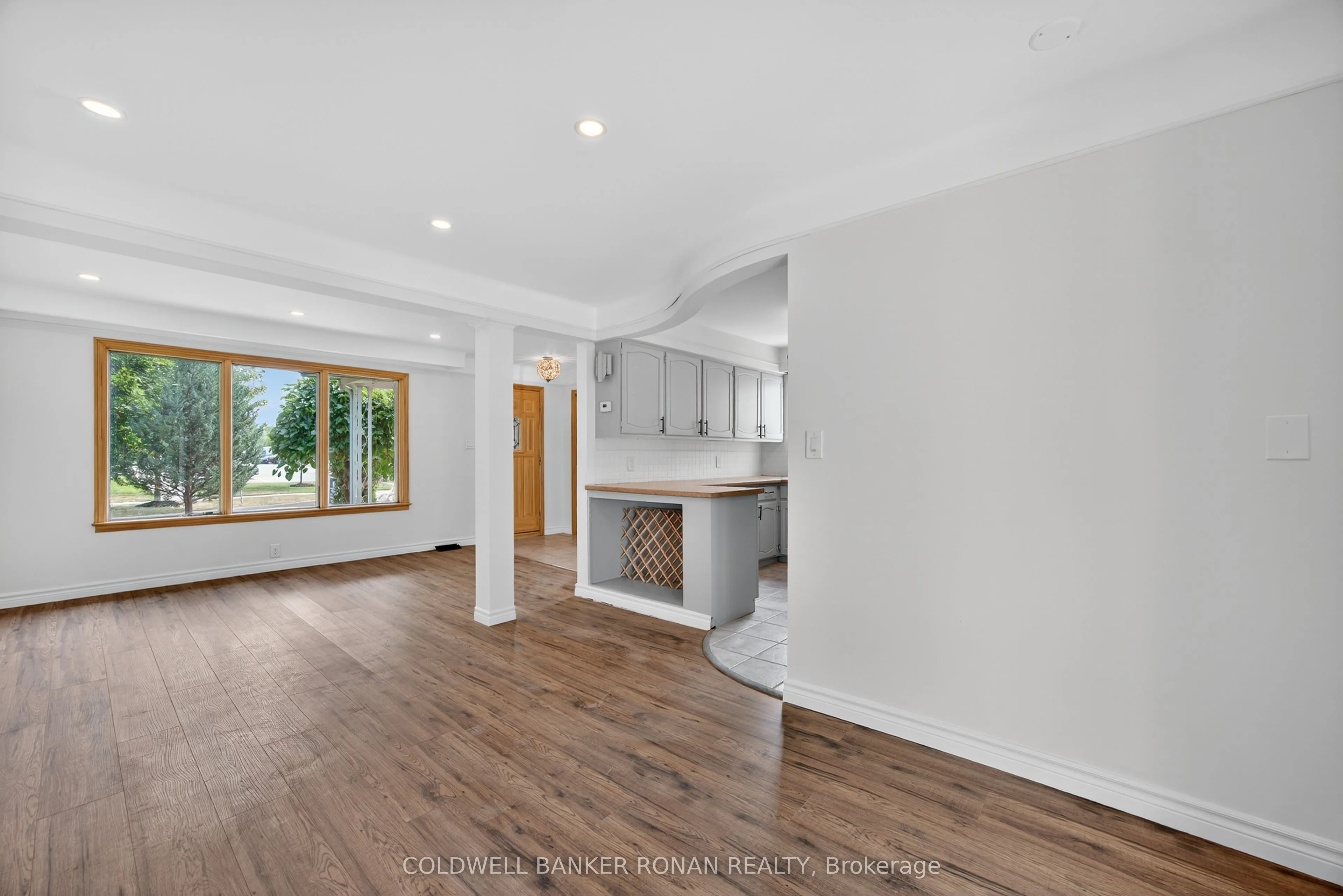 180 Wellington Street E