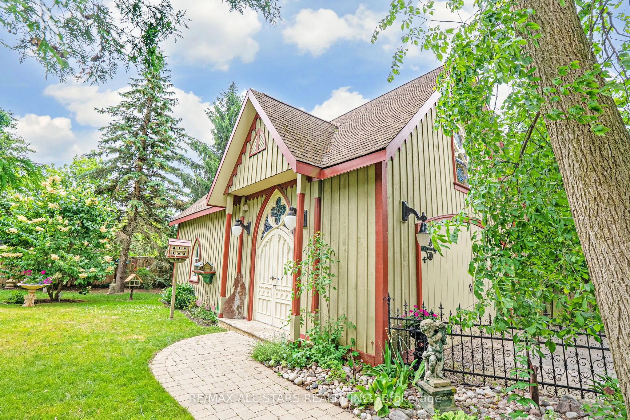 122 Brock Street E