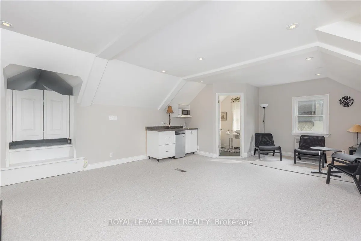 50 Wellington Street E
