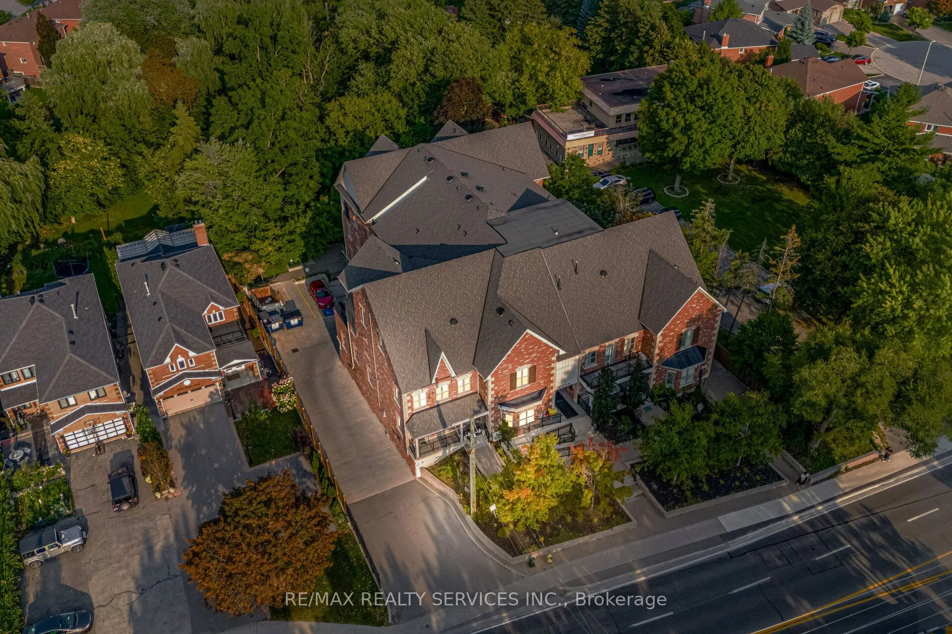 9589 Keele Street, #106
