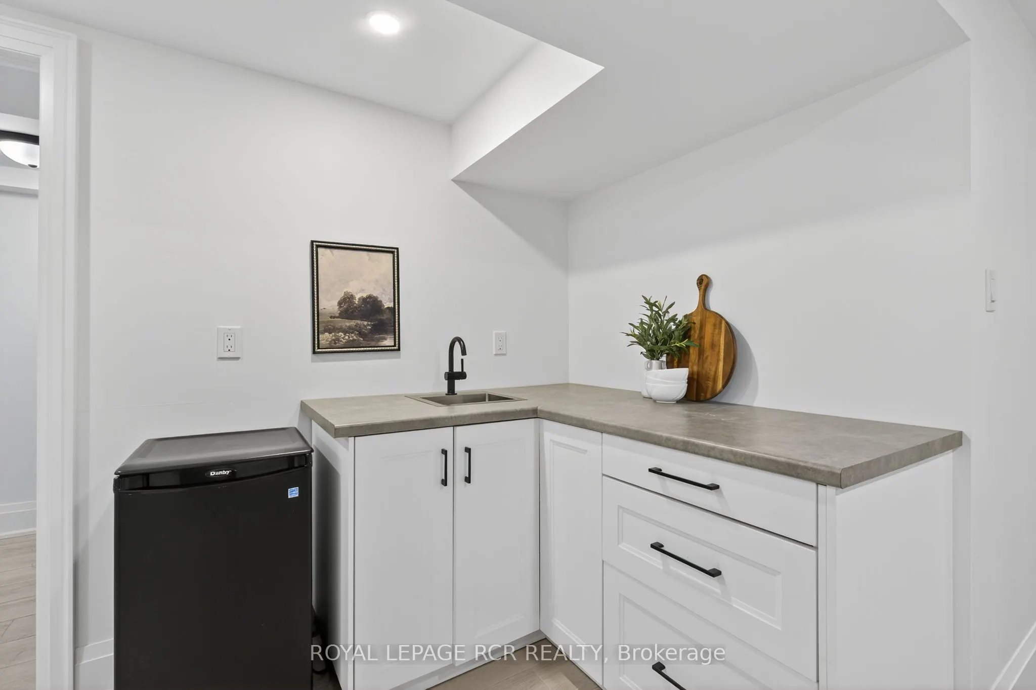 179 Tupper Street W
