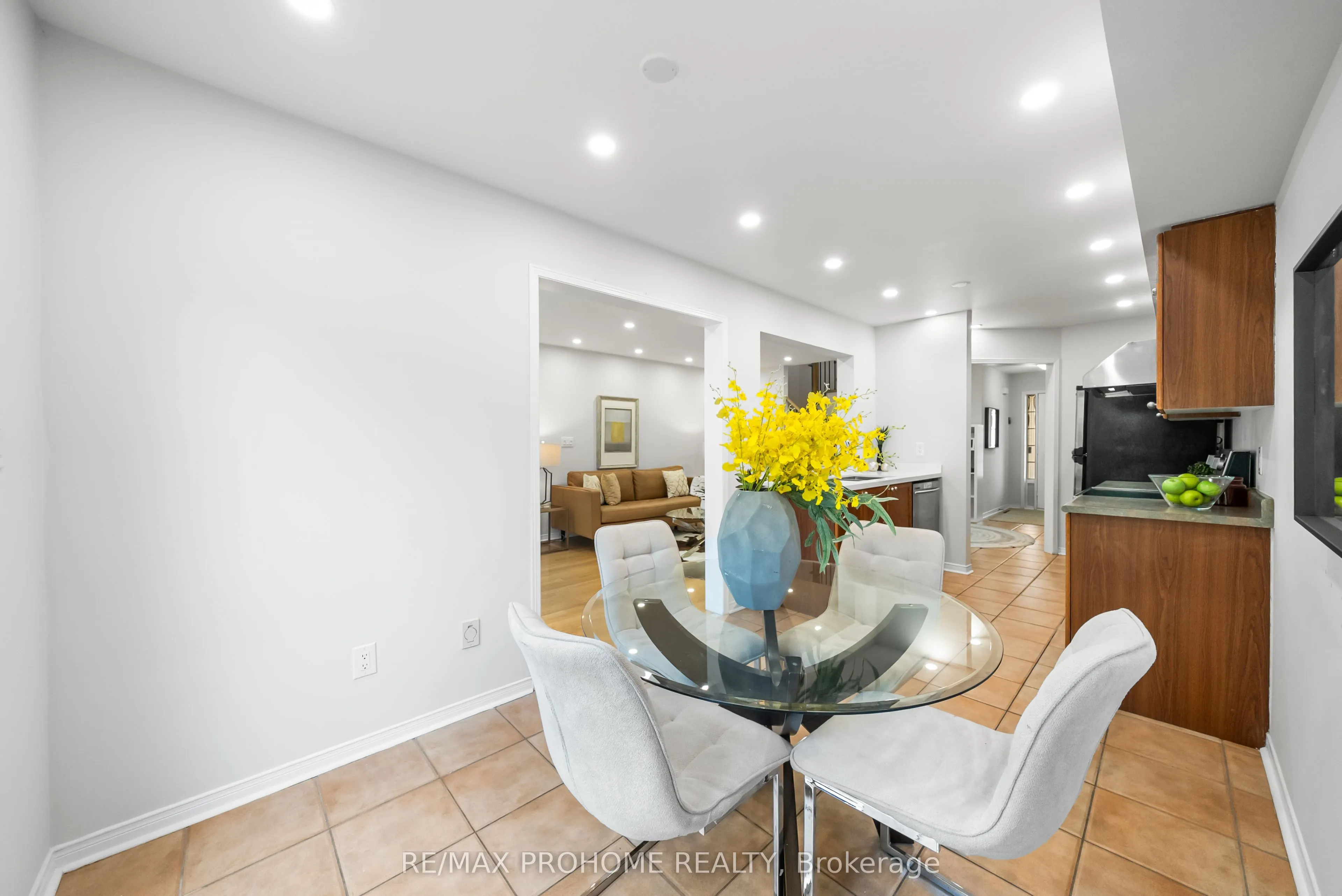 144 Deepspring Crescent