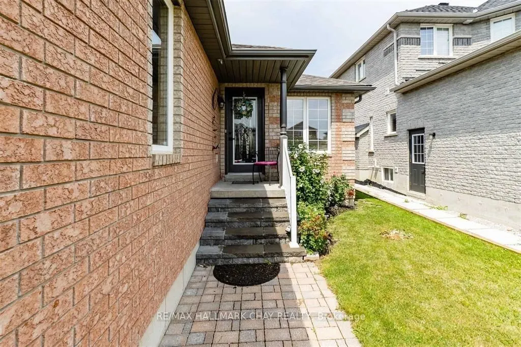 2123 Osbond Road, #Main