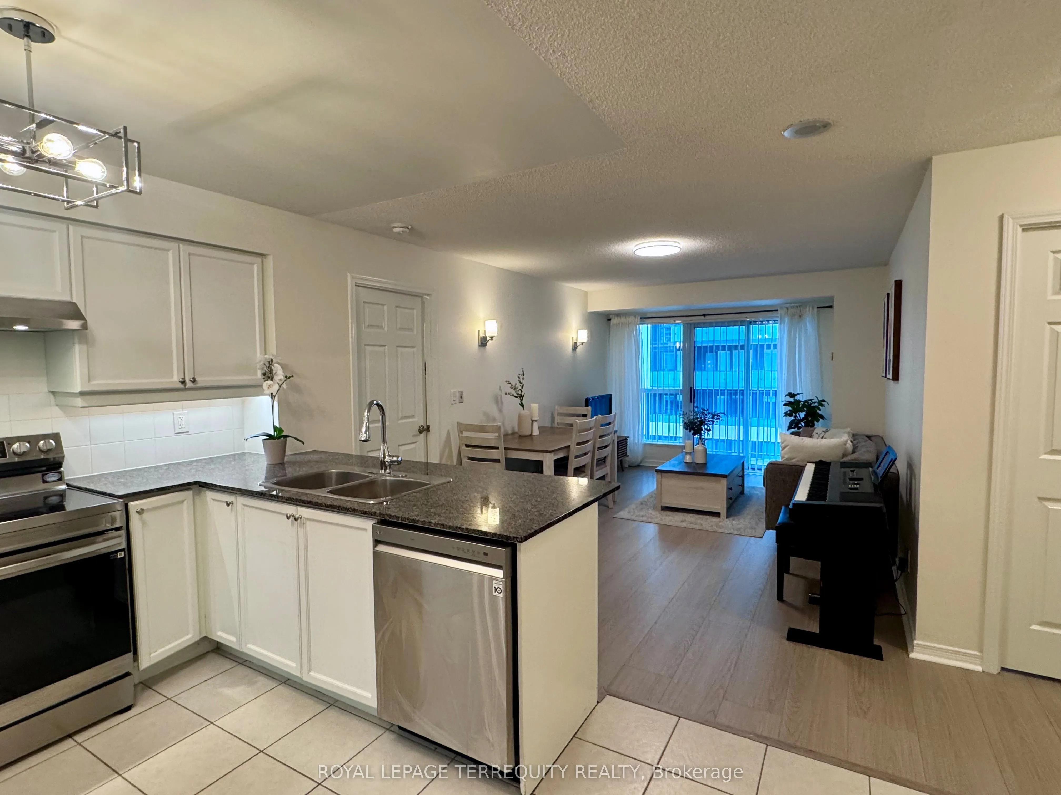 185 Oneida Crescent, #812