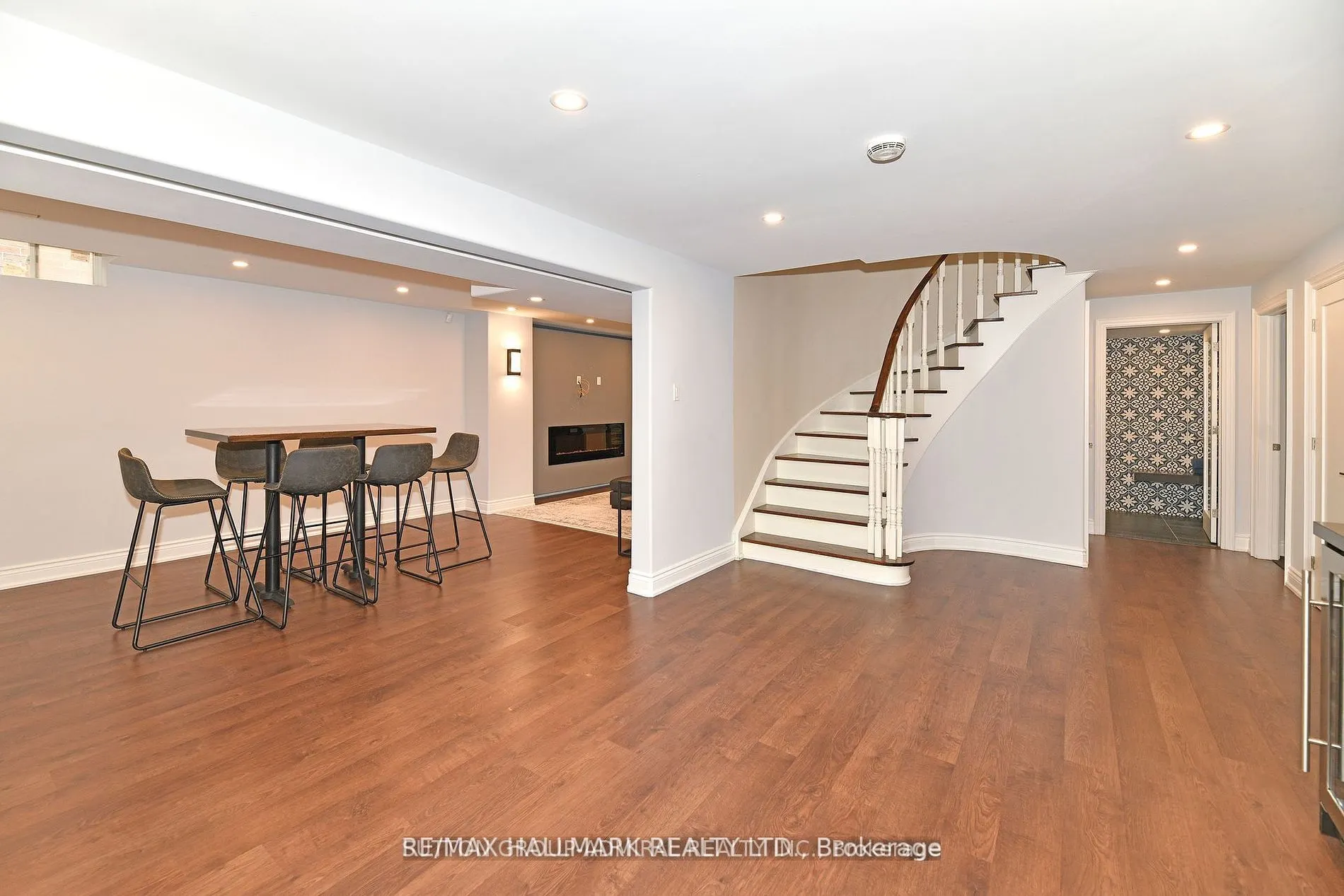 25 Grenadier Crescent