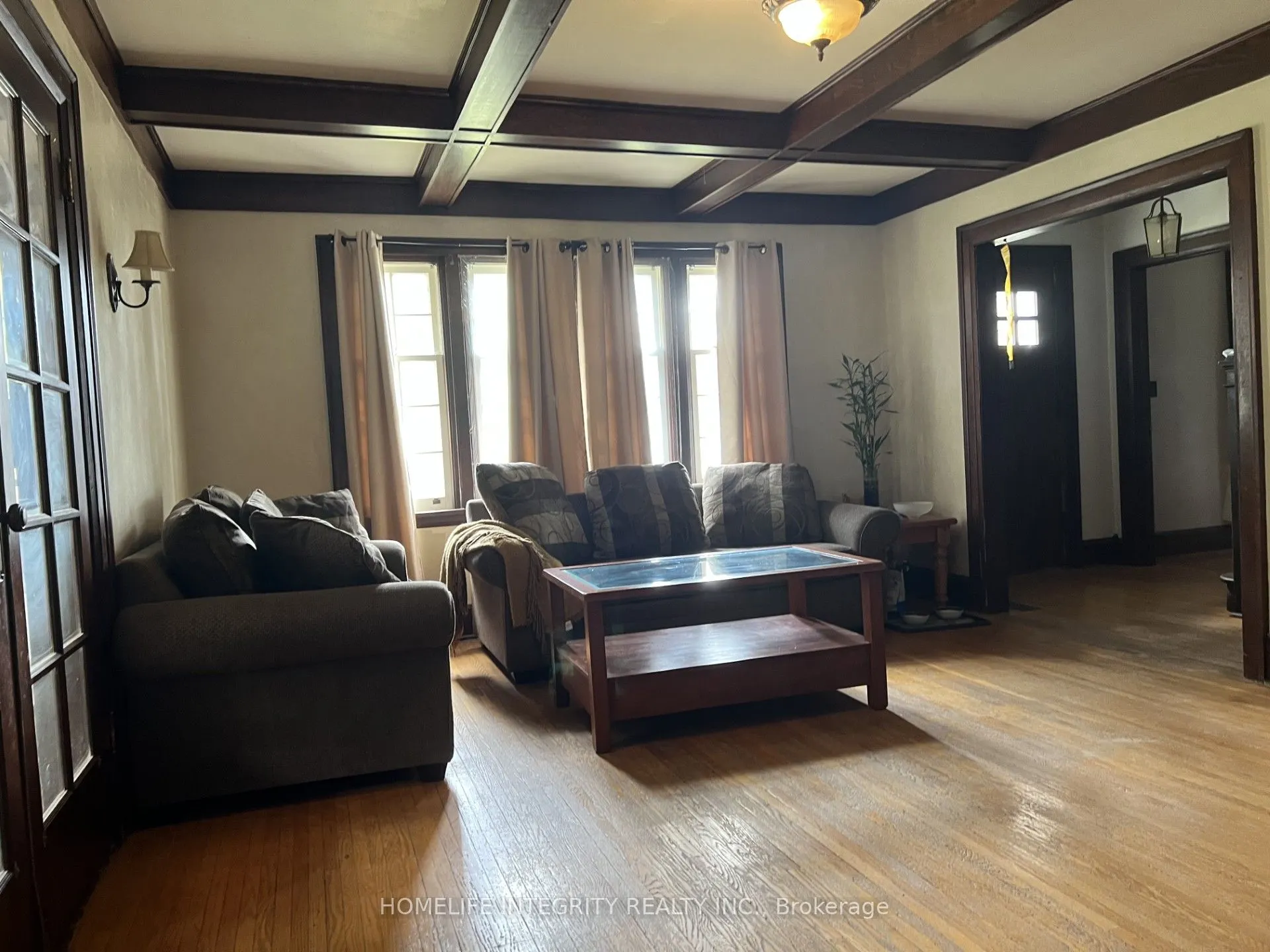 198 Victoria Street W