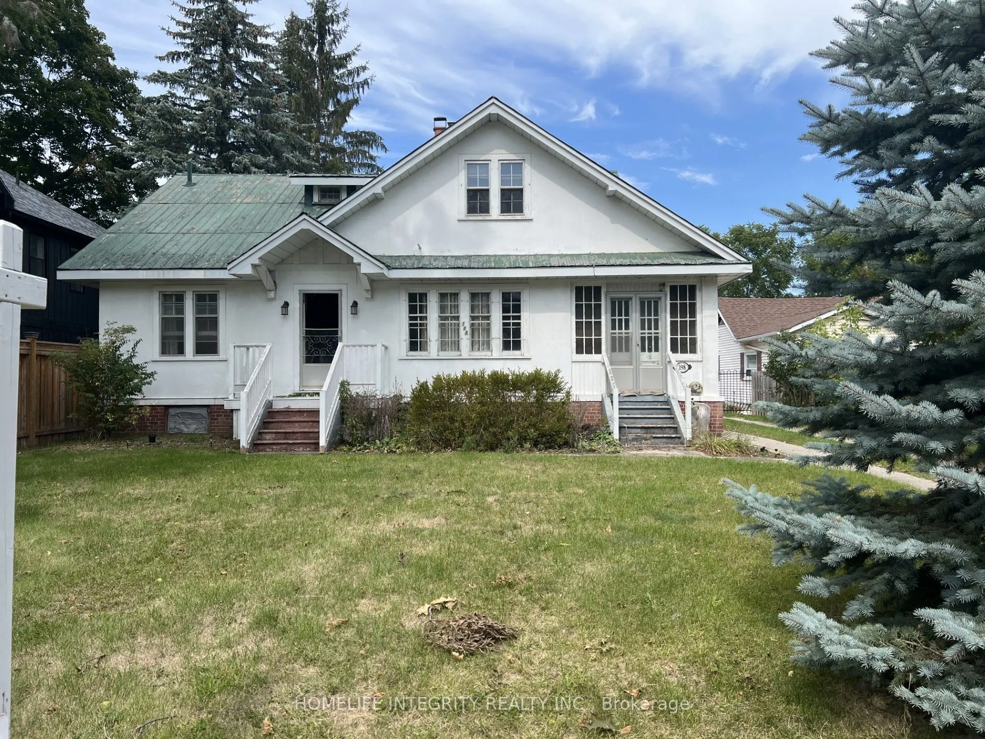 198 Victoria Street W