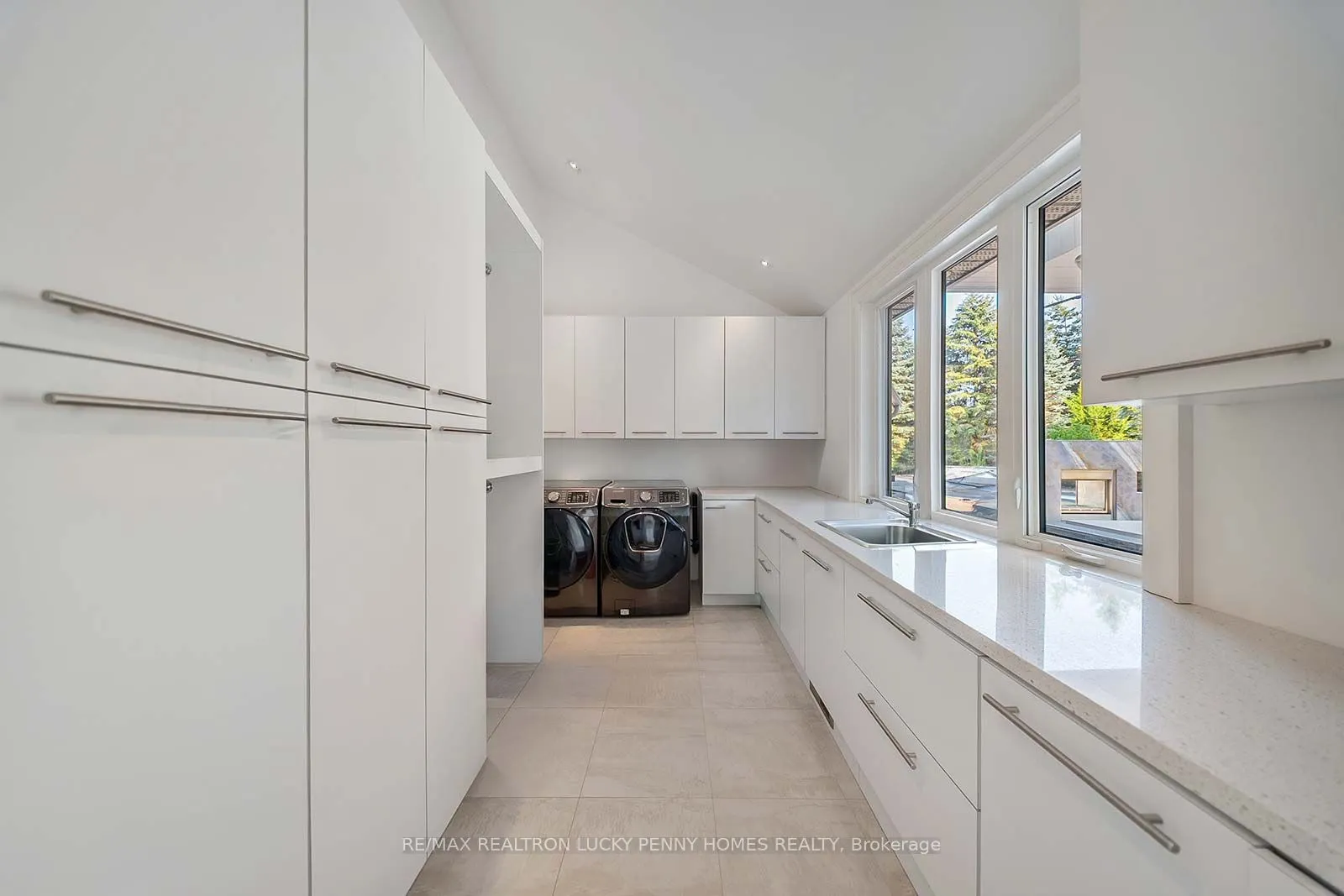 35 Walnut Glen Place