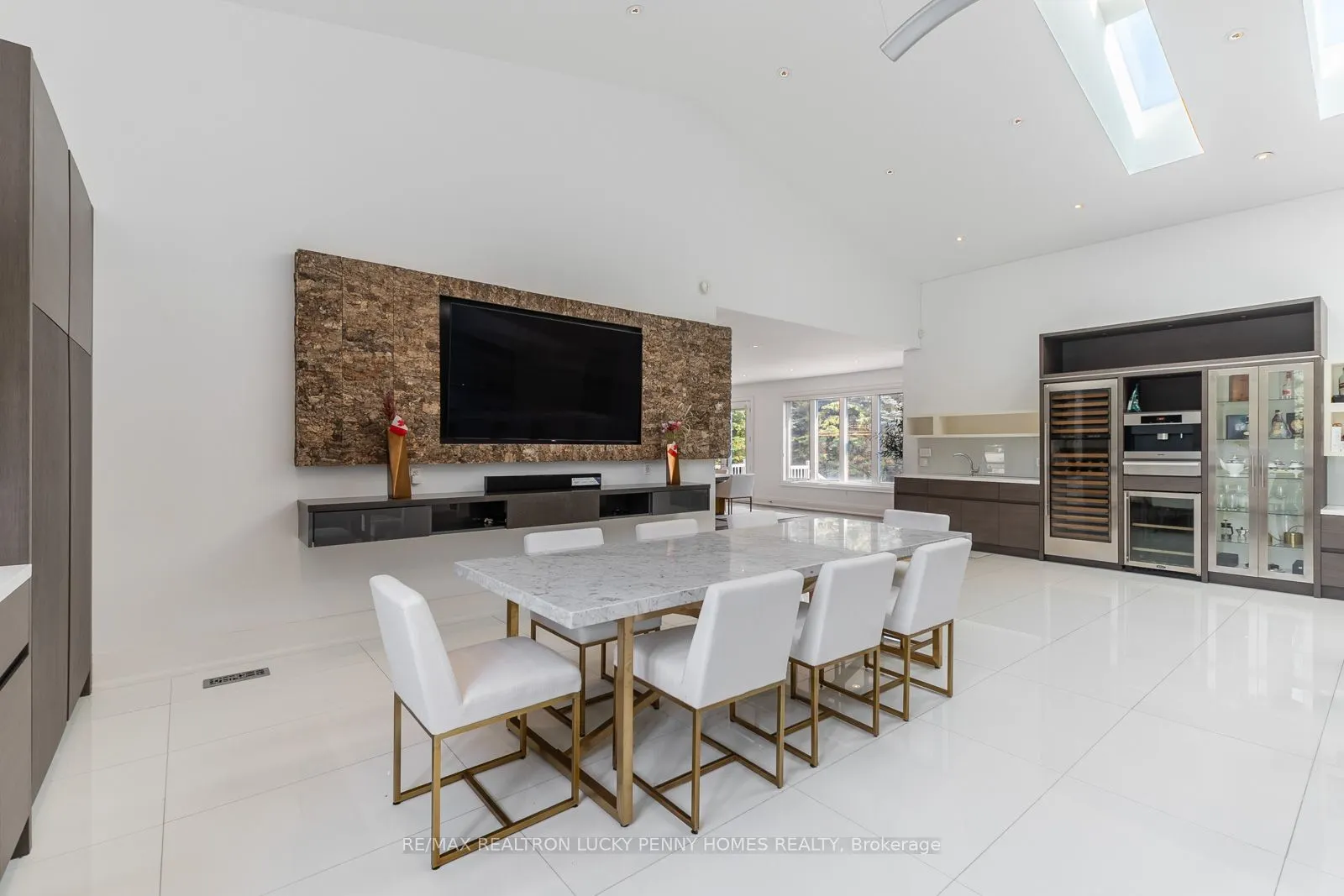 35 Walnut Glen Place