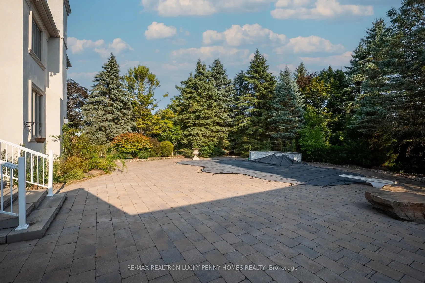 35 Walnut Glen Place