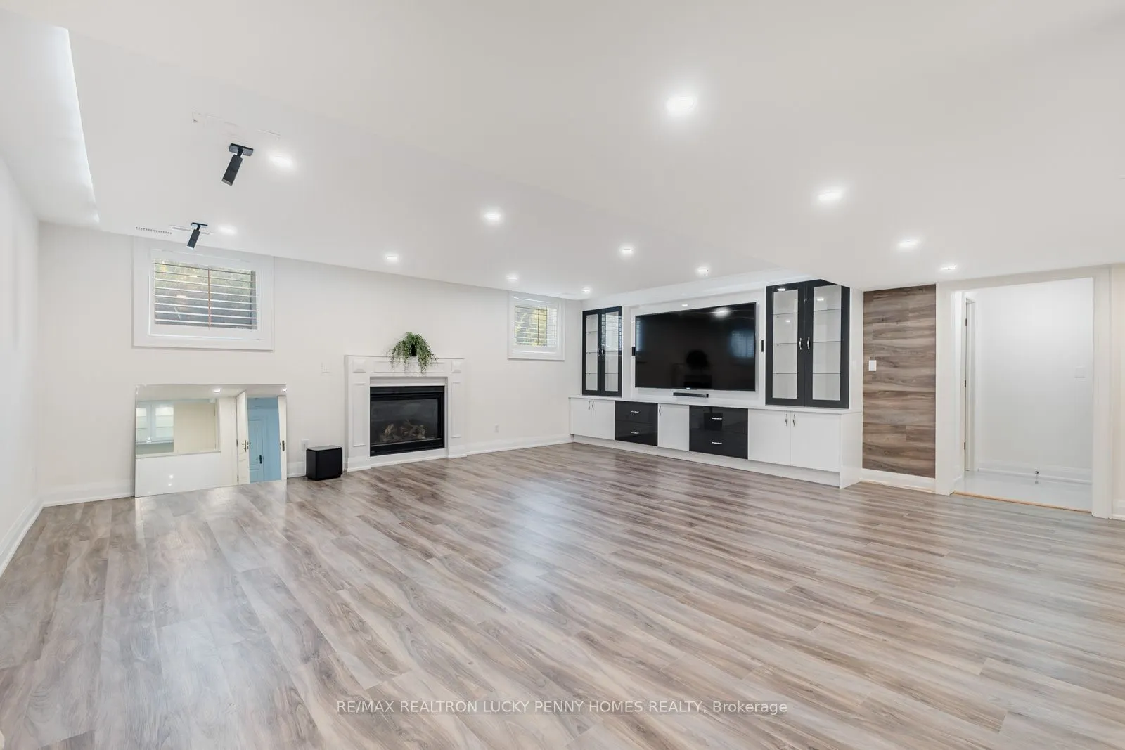 35 Walnut Glen Place
