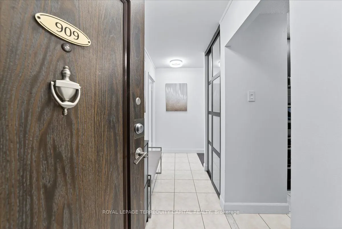 8111 Yonge Street, #909