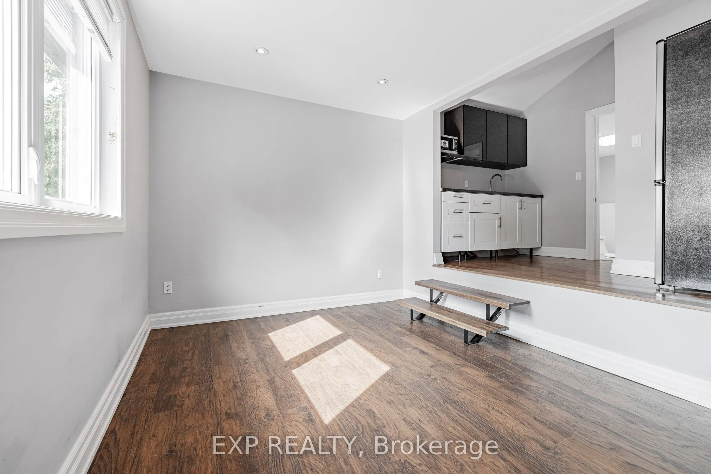 203 Centre Street W