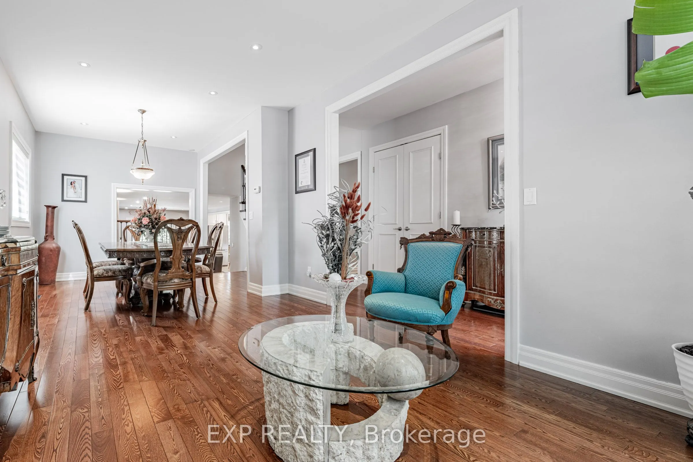 203 Centre Street W