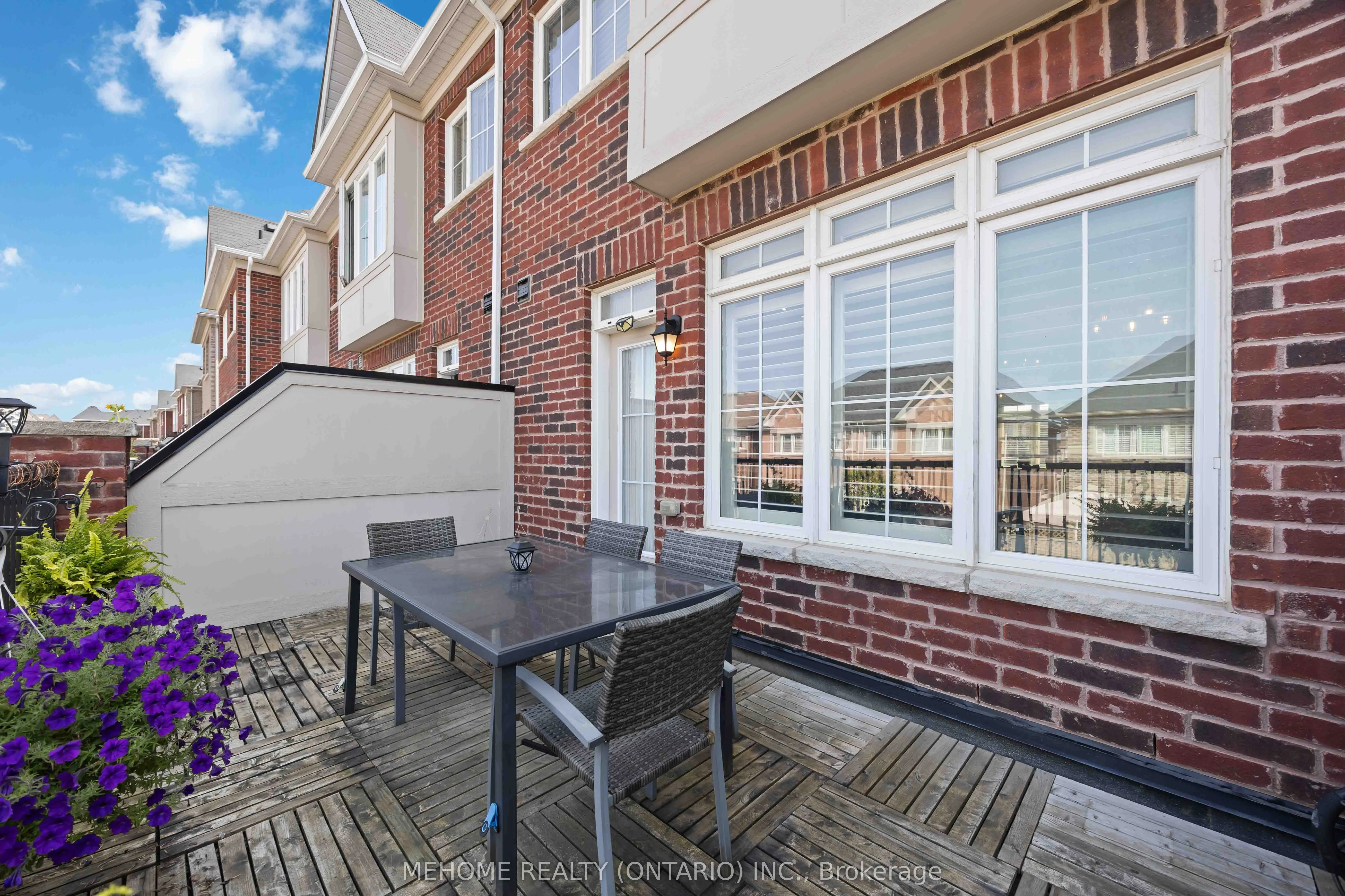 251 Dundas Way