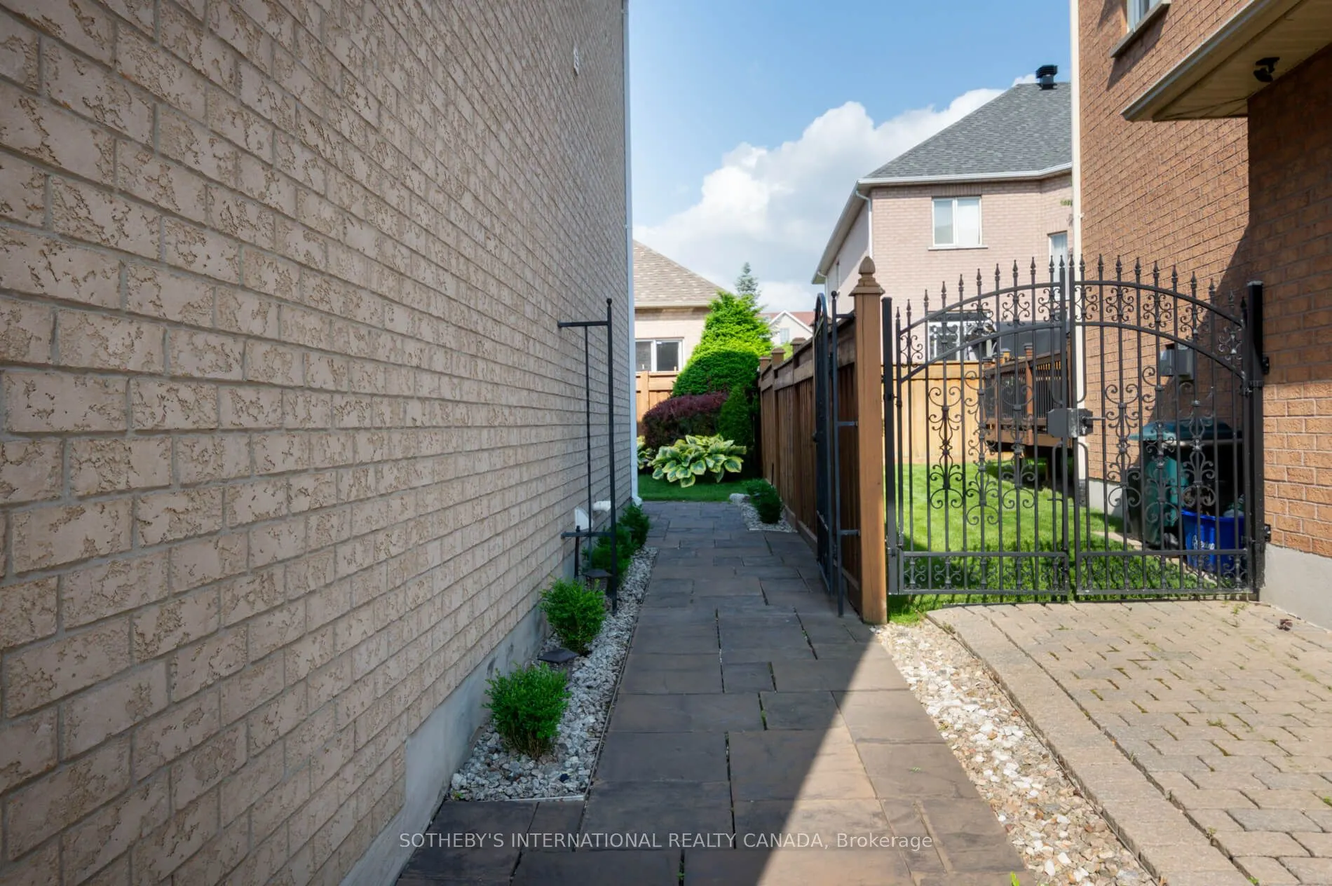 16 Saint Clare Boulevard