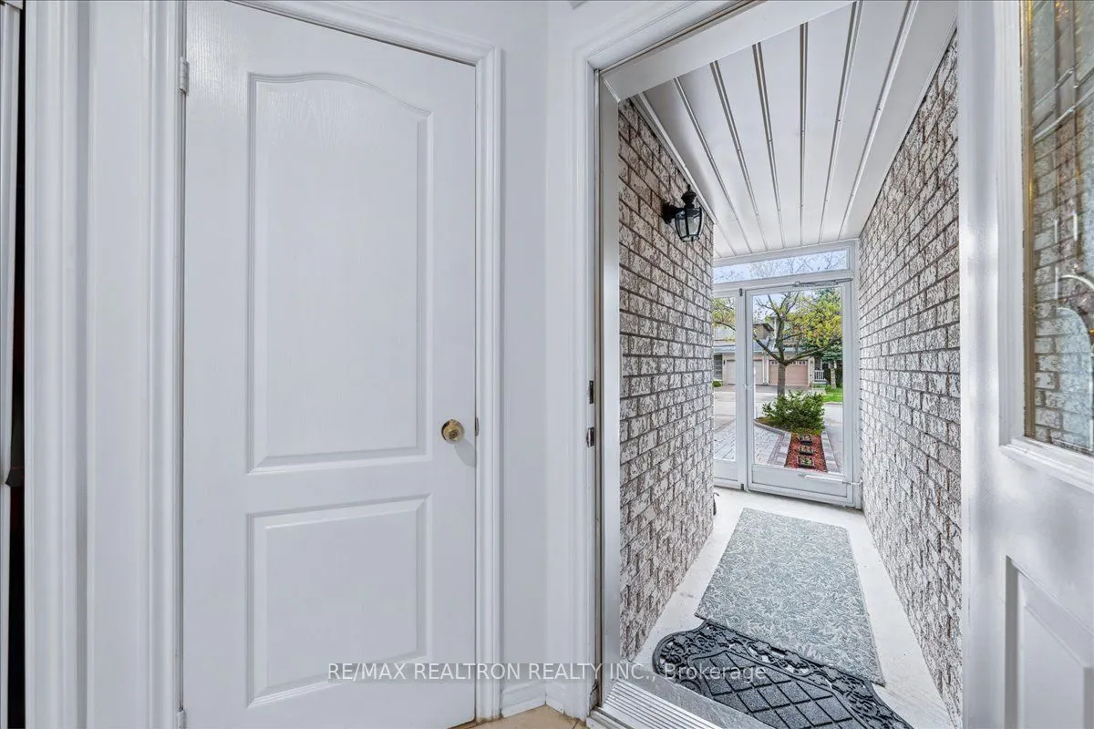 63 Carousel Crescent