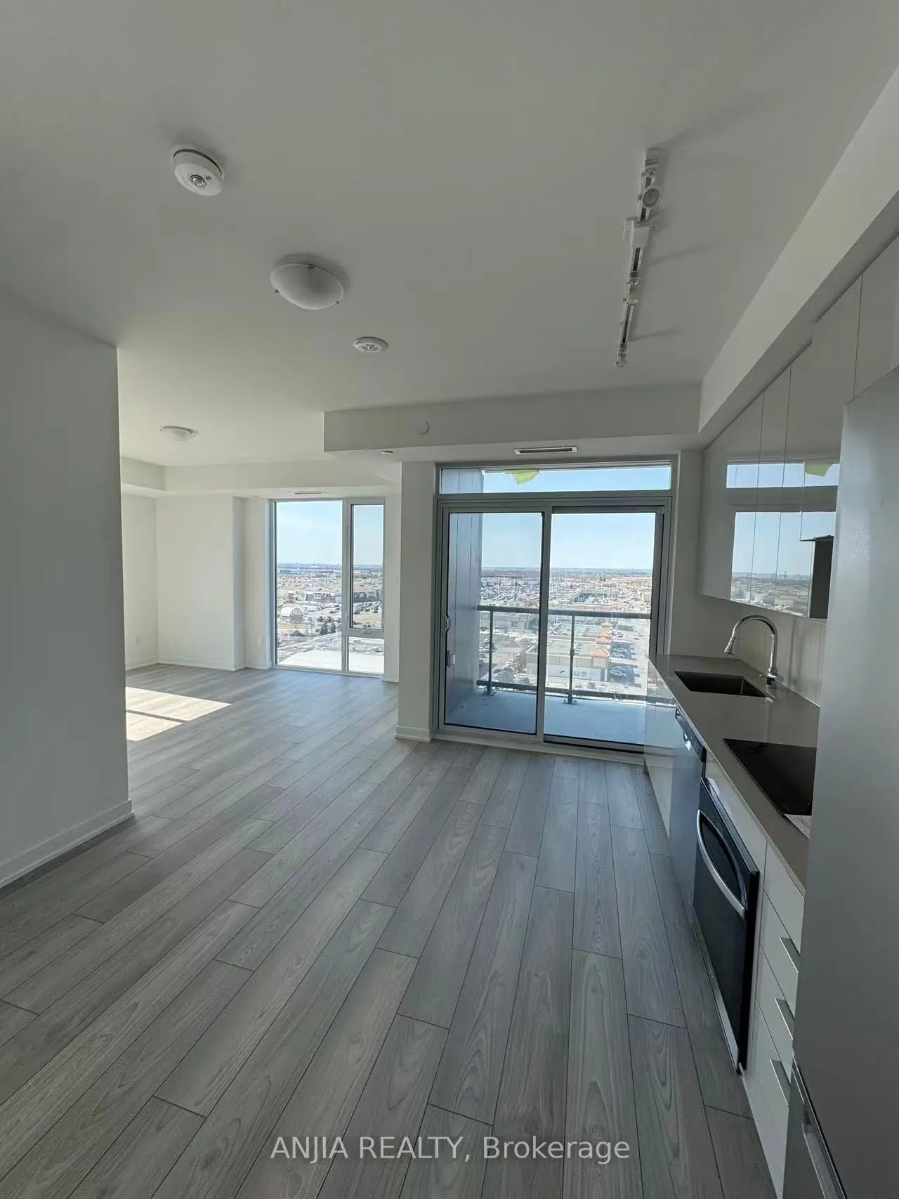 10 Abeja Street, #1020