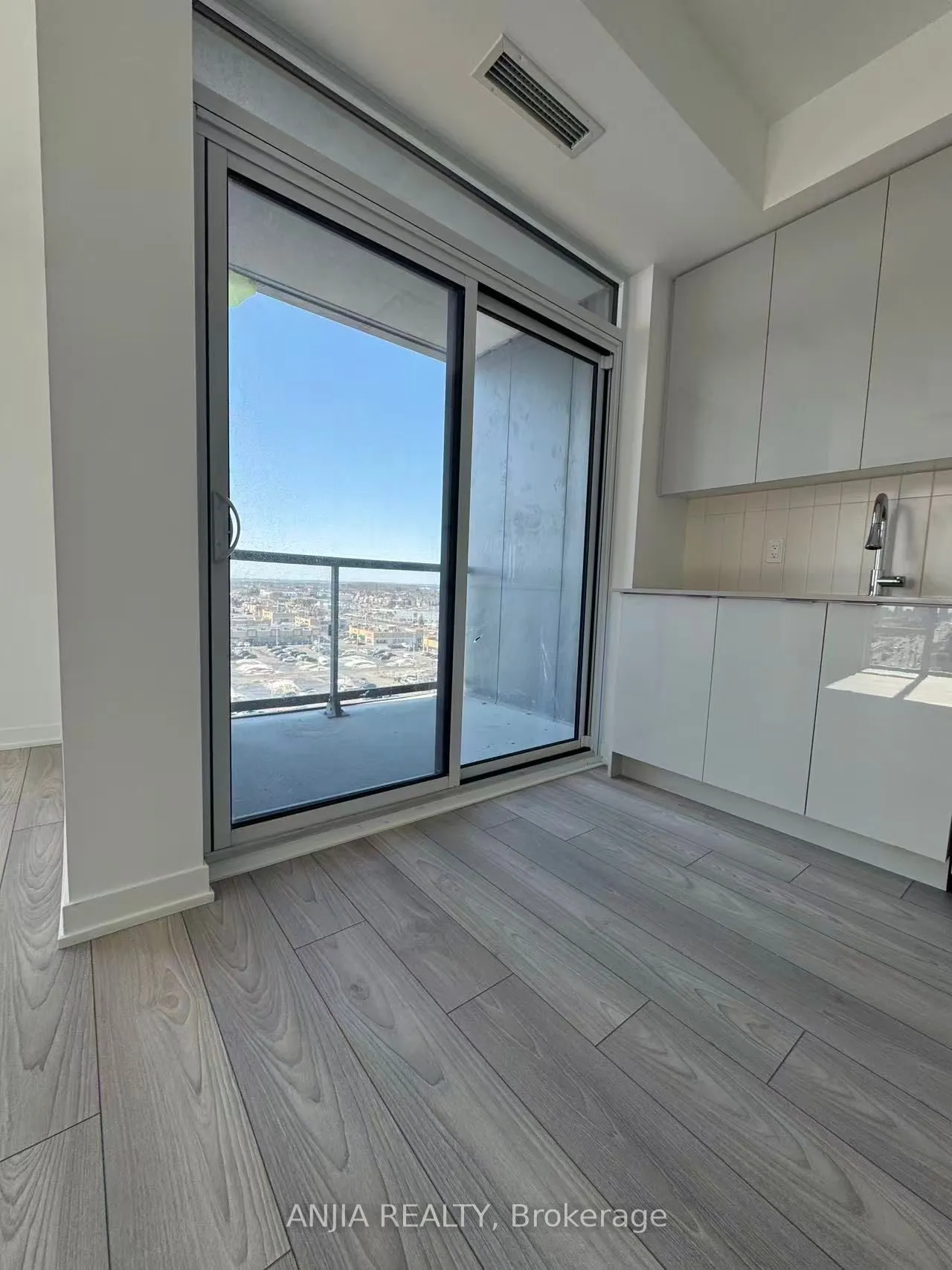 10 Abeja Street, #1020