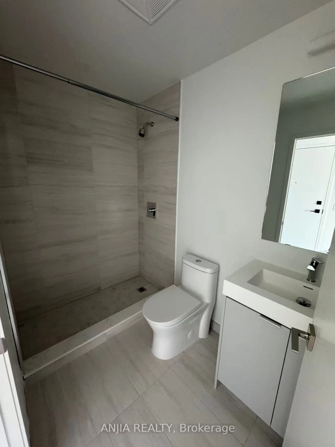 10 Abeja Street, #1020