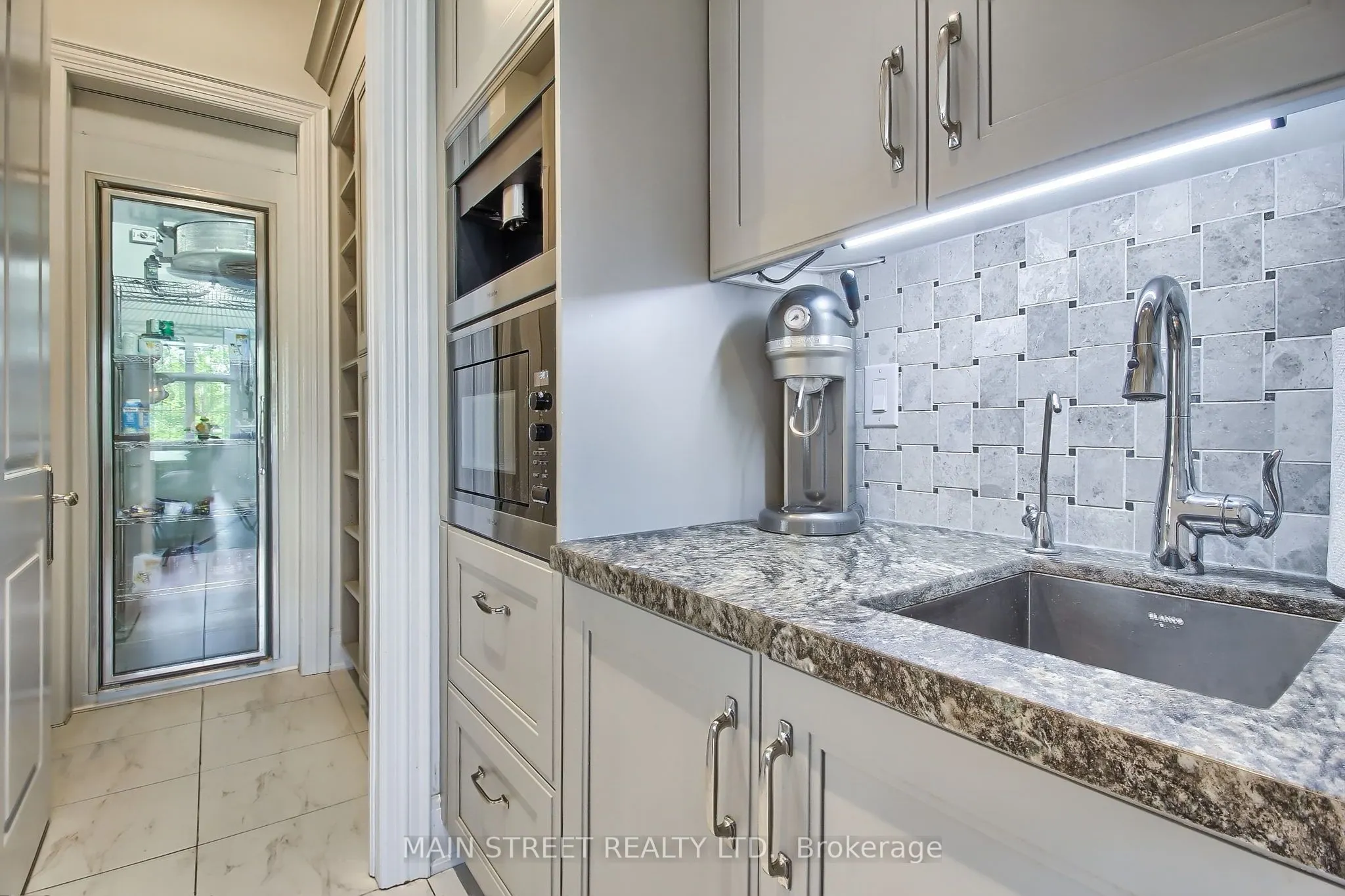 18 Country Club Crescent