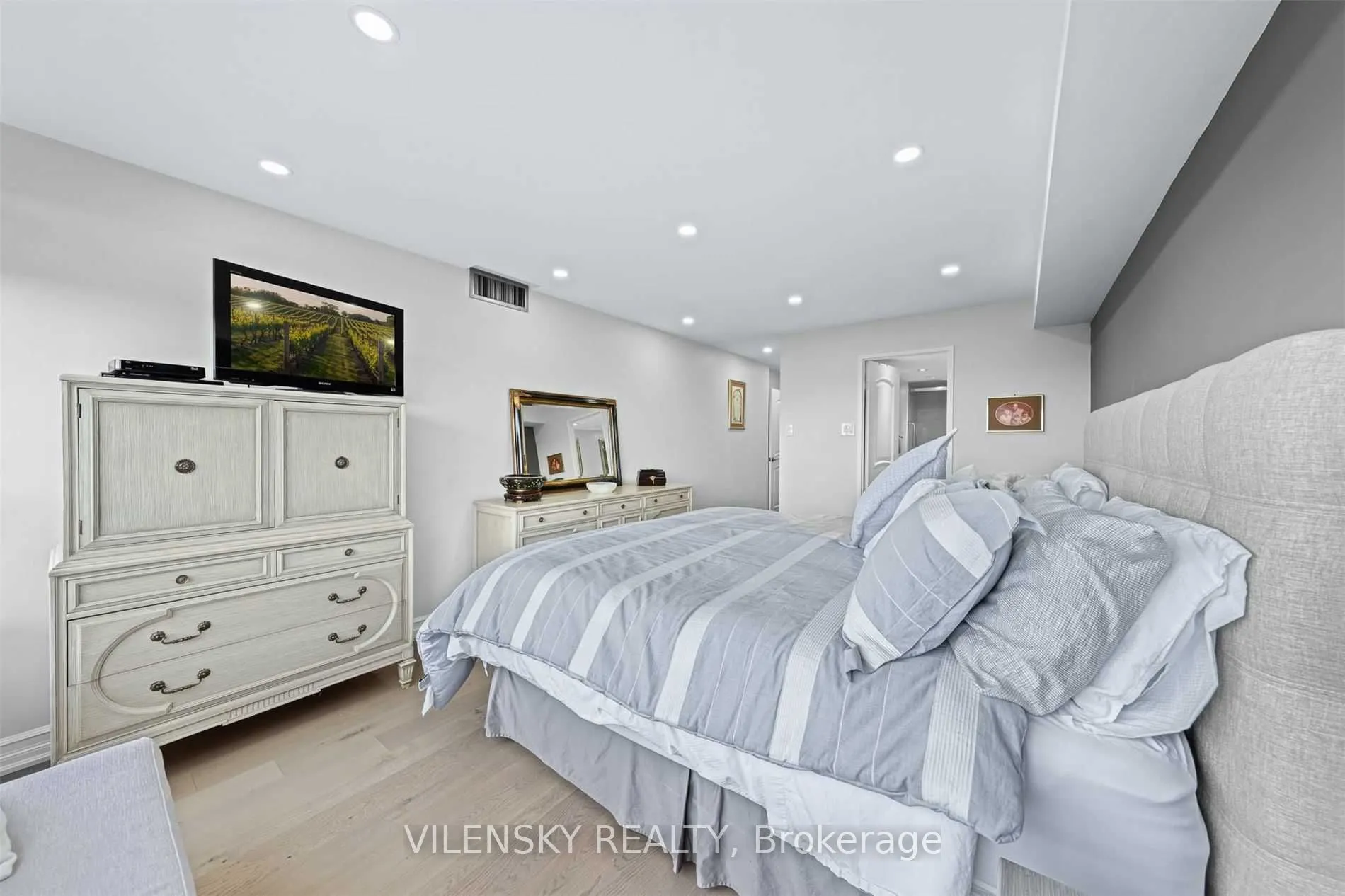 7460 Bathurst Street, #1407