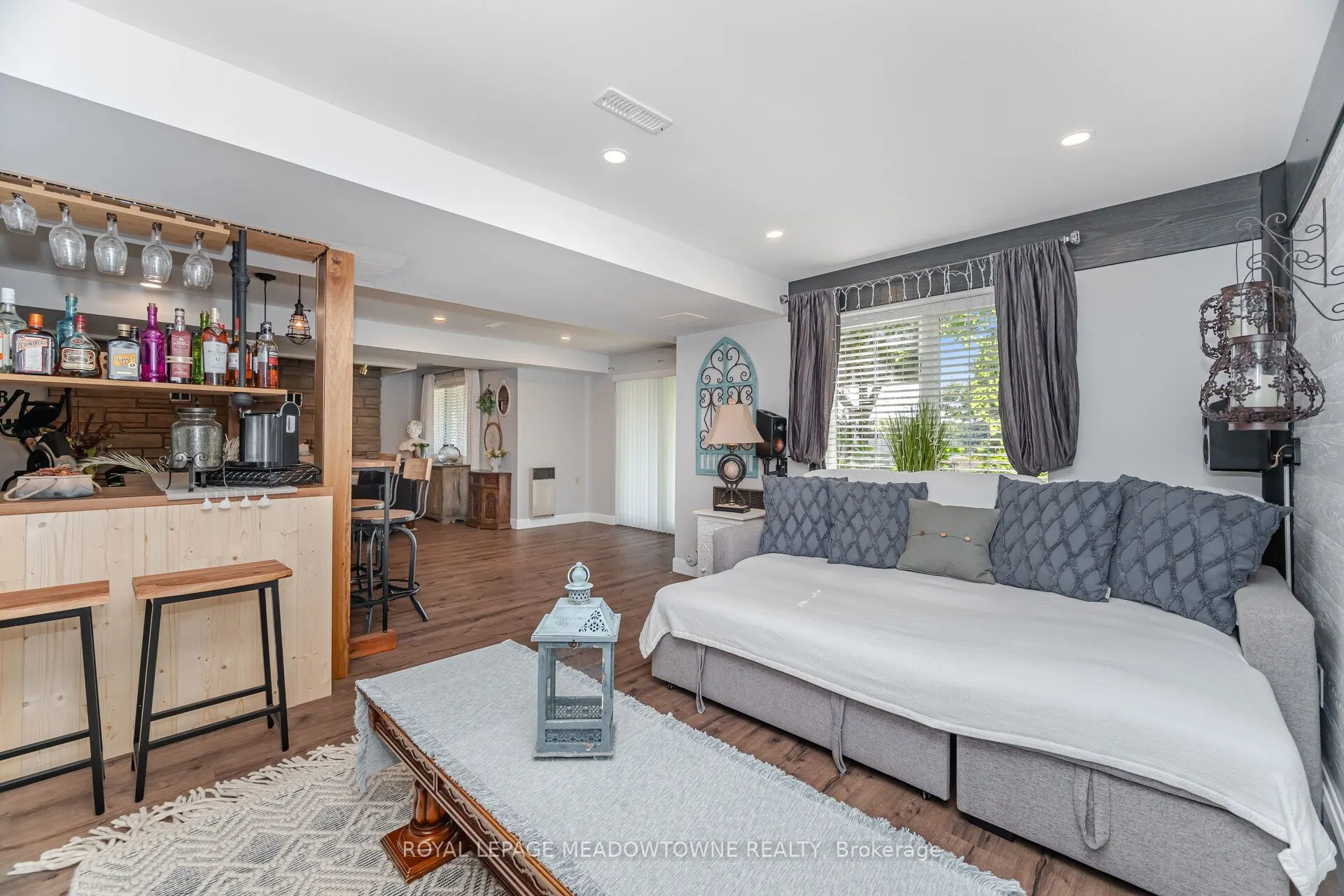 6 Hollis Crescent