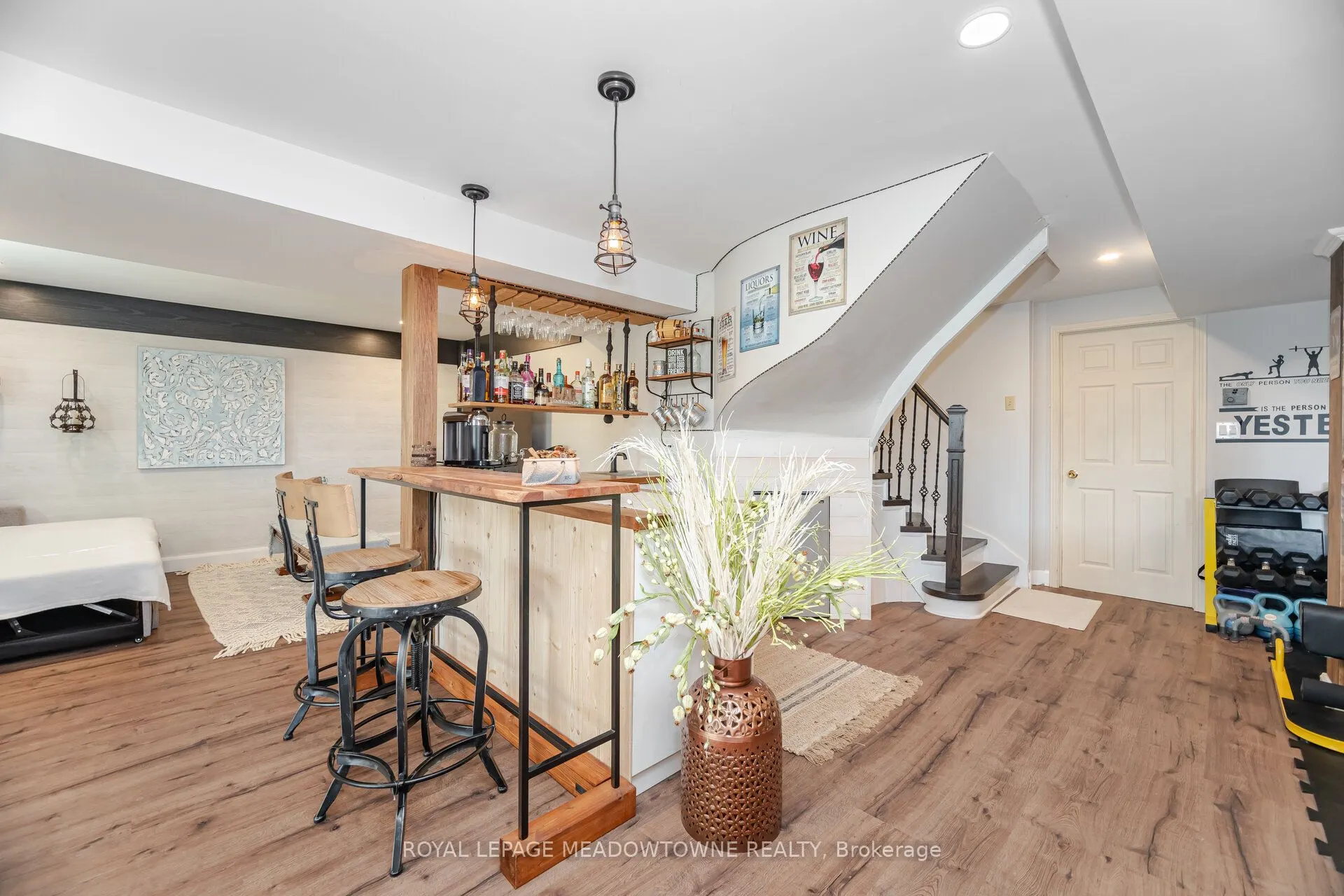 6 Hollis Crescent