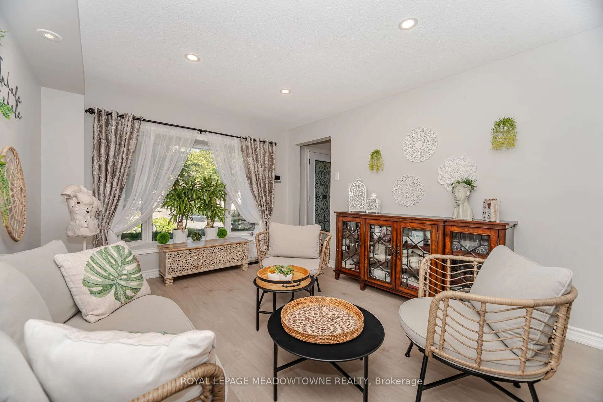 6 Hollis Crescent
