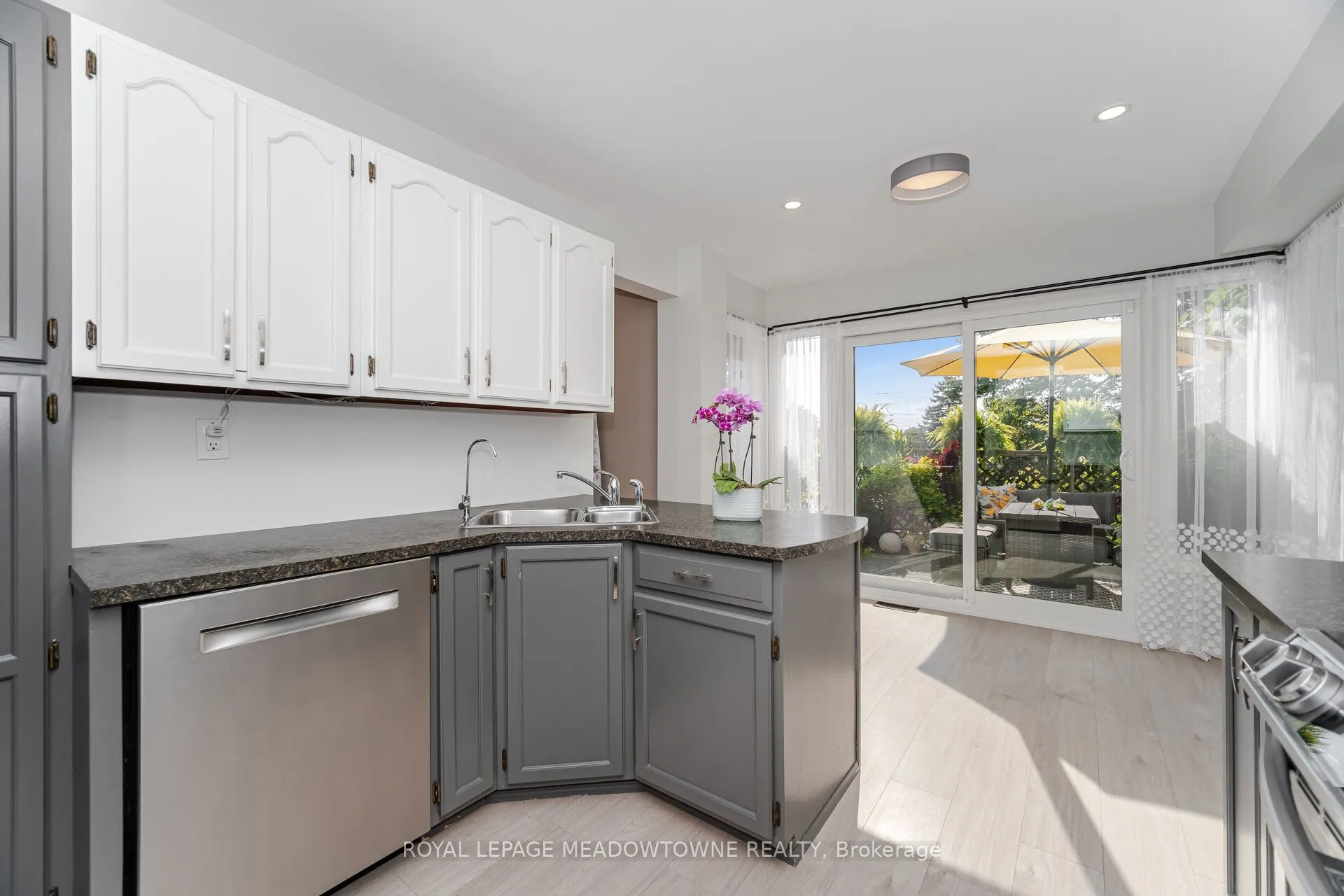 6 Hollis Crescent